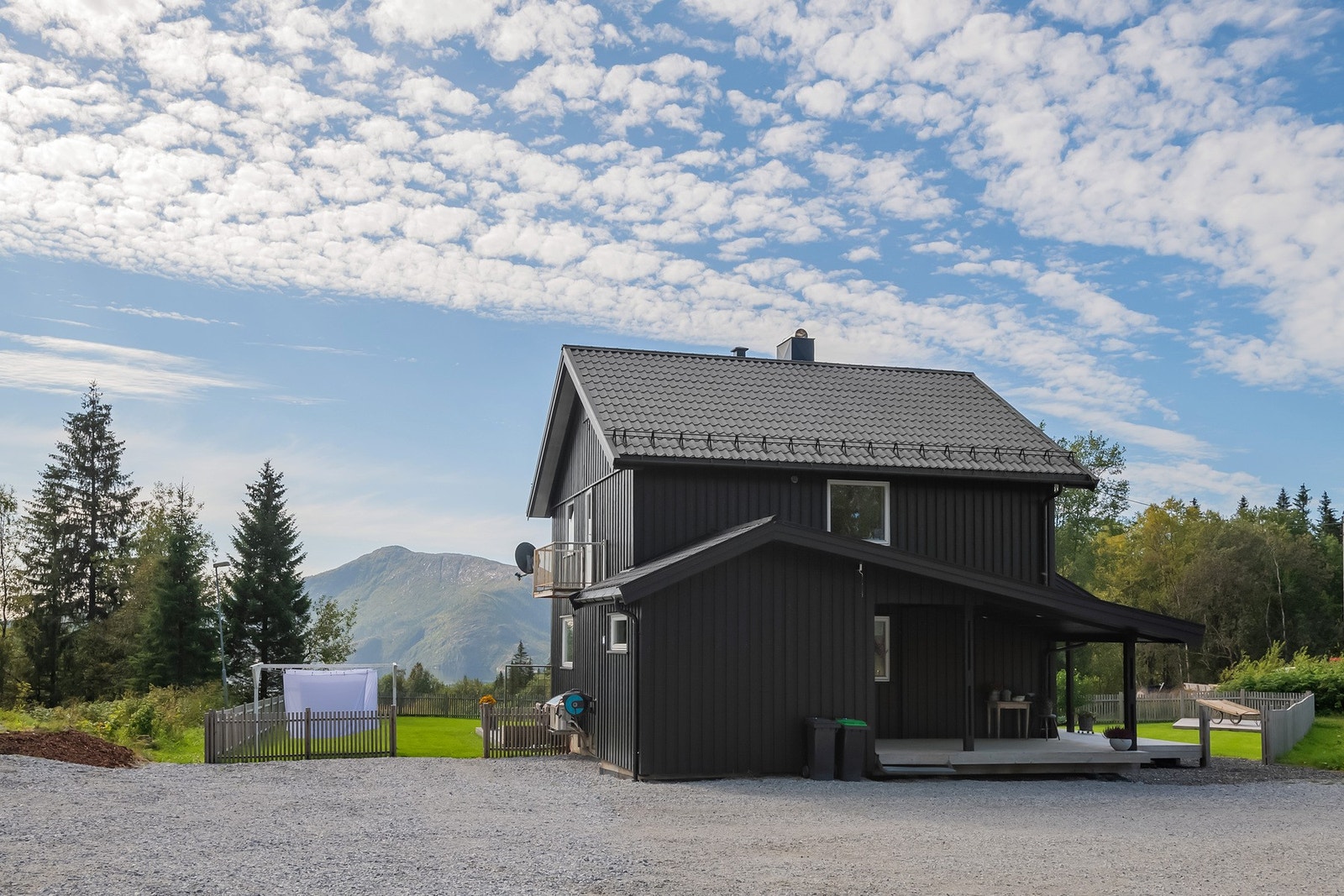 Eiendommen har privat vannforsyning fra en grunnboret brønn fra 2010. Galleribilde