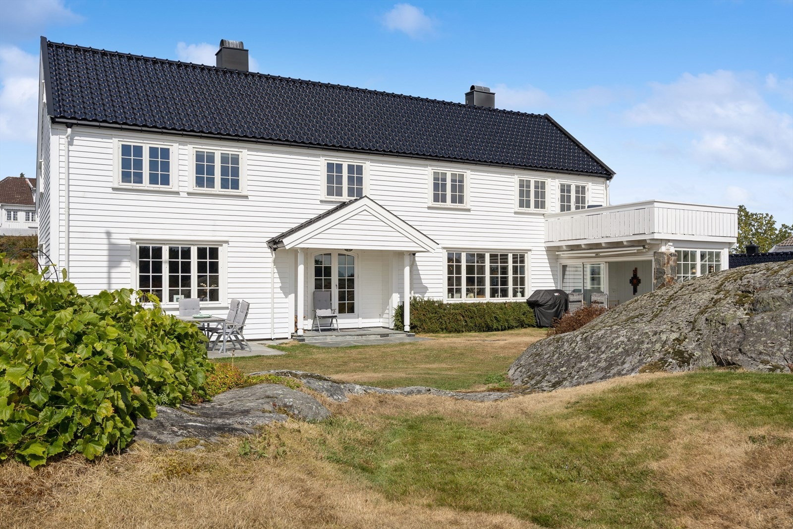 Flott villa beliggende på usjenert og solrik tomt. Galleribilde