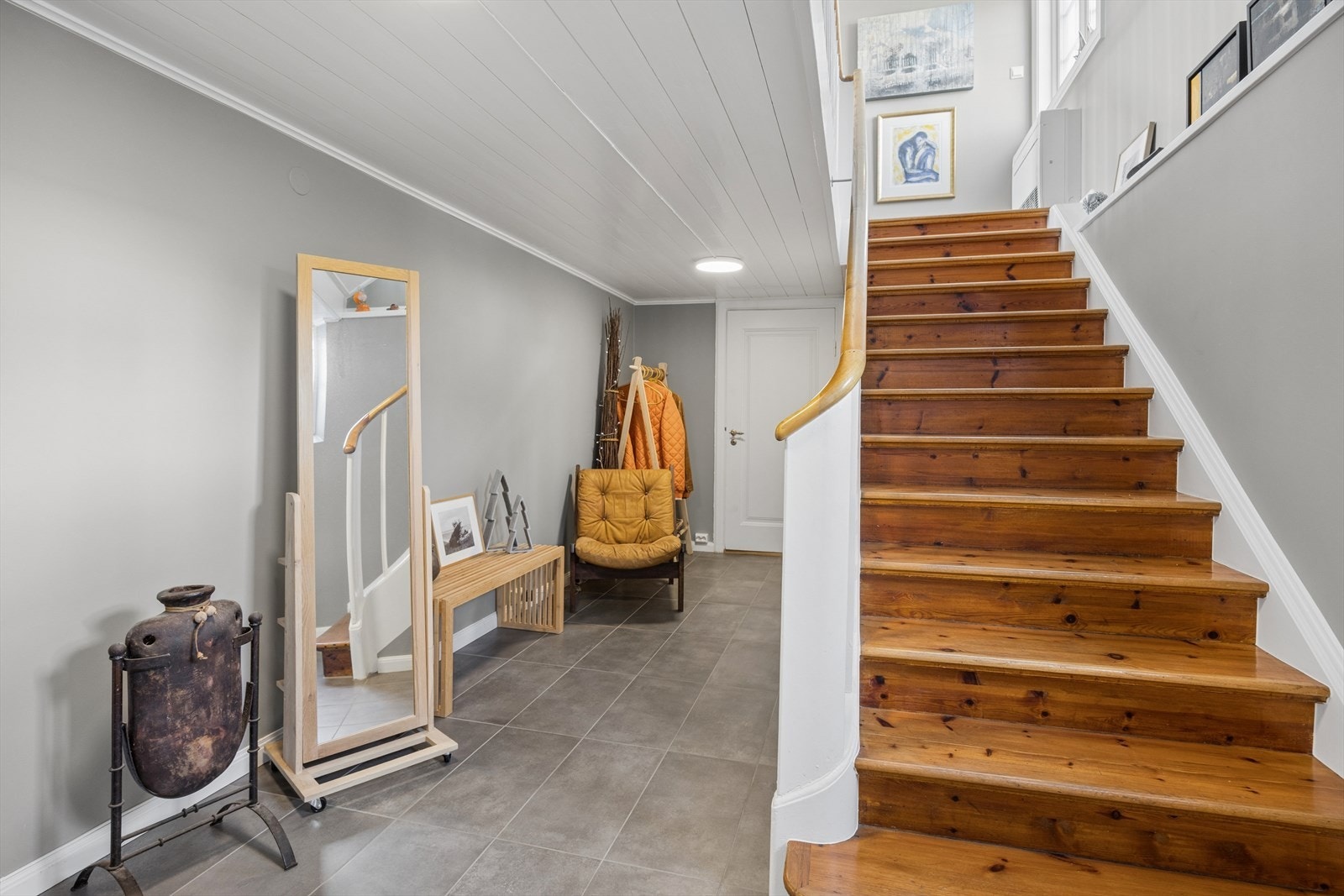 Entrè/hall med trapp til hovedetasjen. Galleribilde