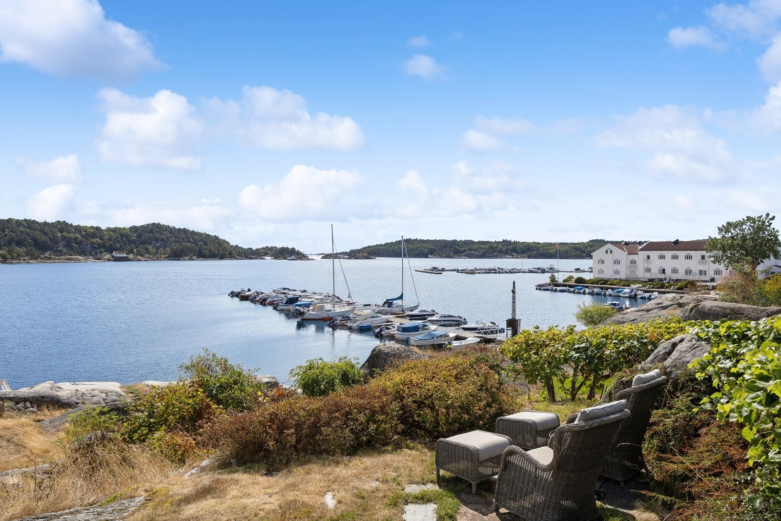 Usjenert tomt med gode solforhold og flott utsikt mot innseilingen til byen. Galleribilde