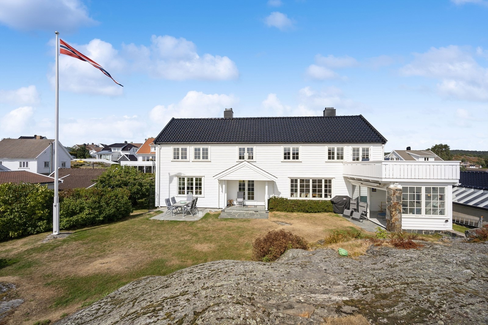 Klassisk villa tegnet av den kjente Arkitekten Otto L. Scheen. Galleribilde