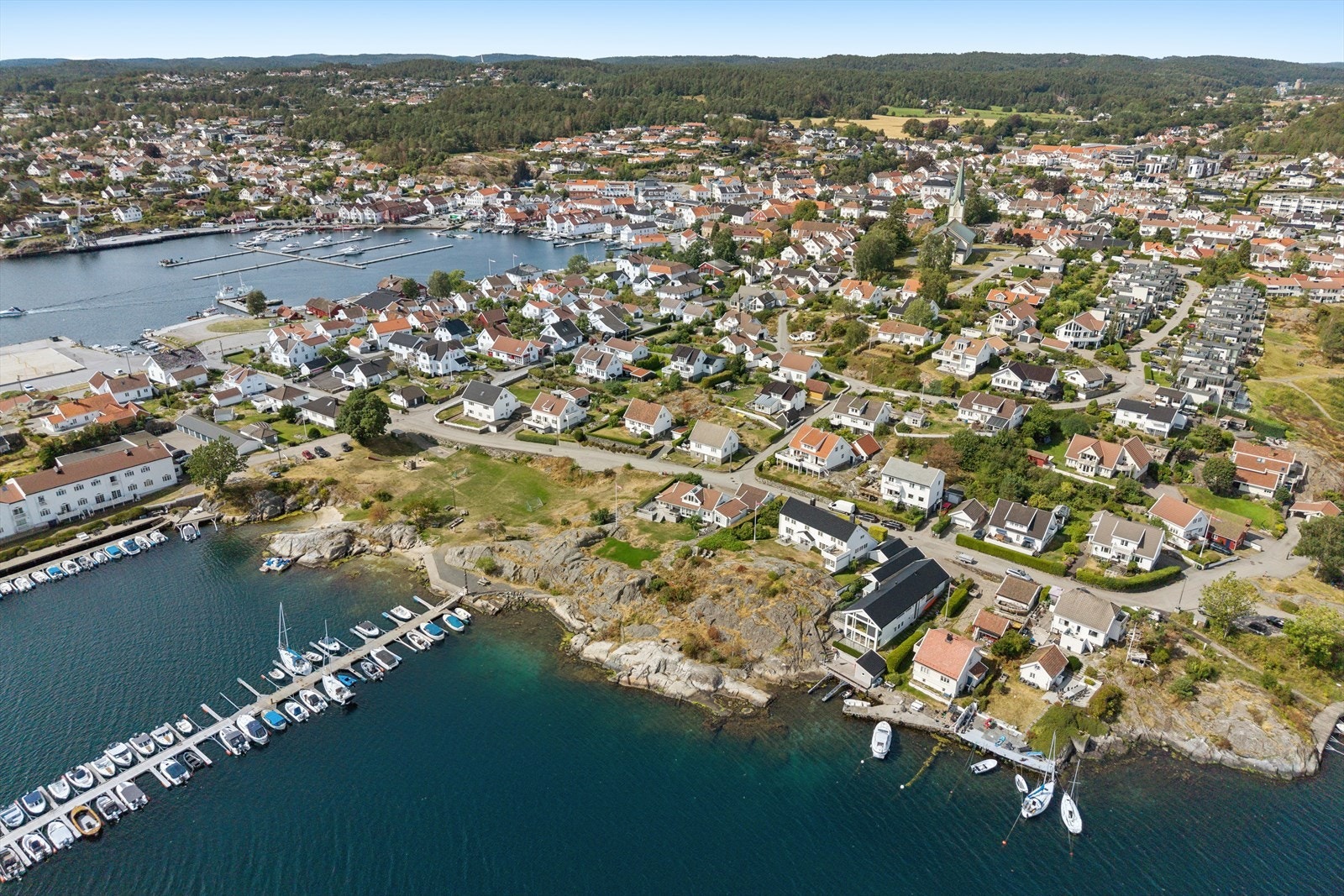 Eiendommen ligger i rolig og ettertraktet boligområde like ved sentrum. Galleribilde