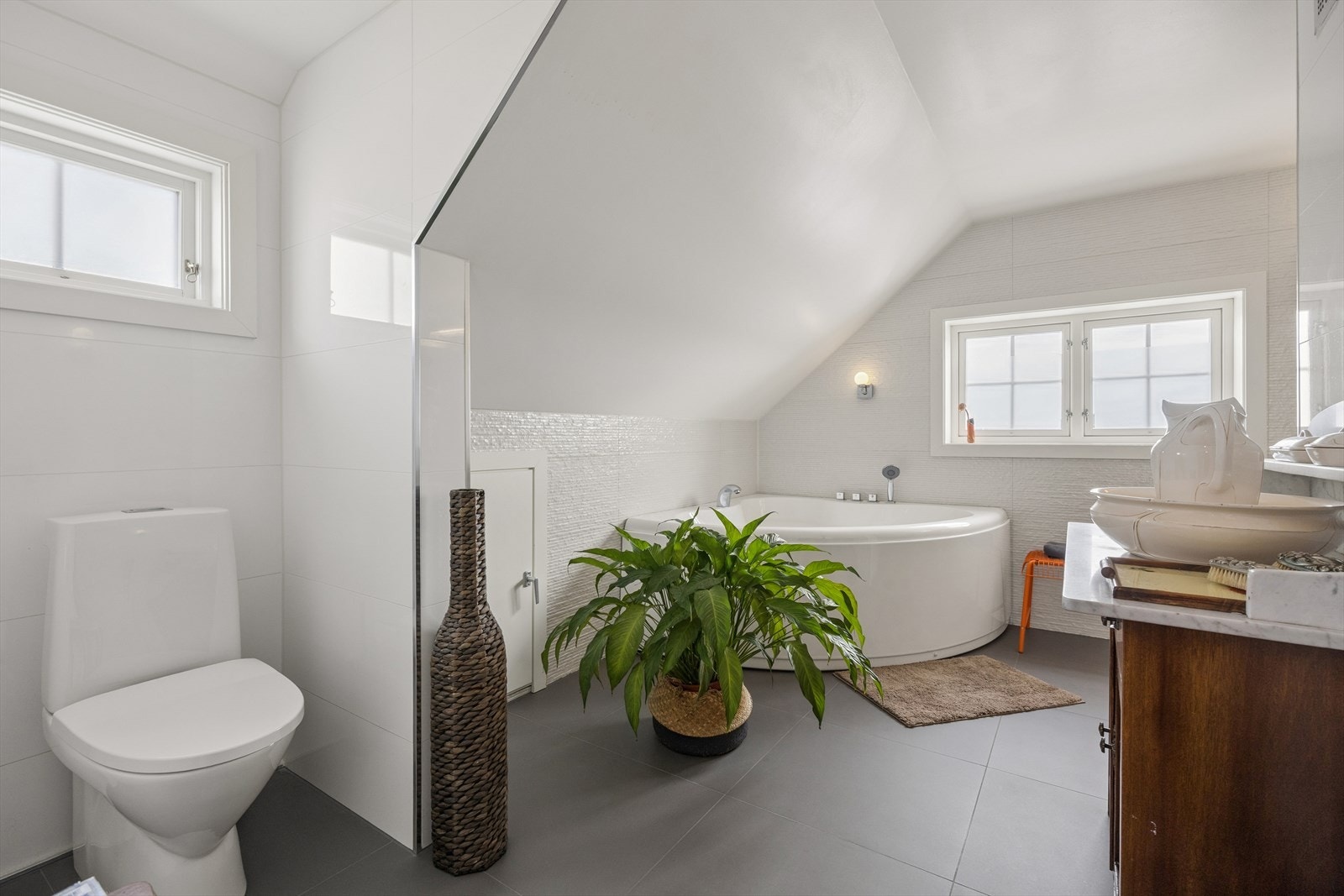 Pent og stort baderom. Galleribilde