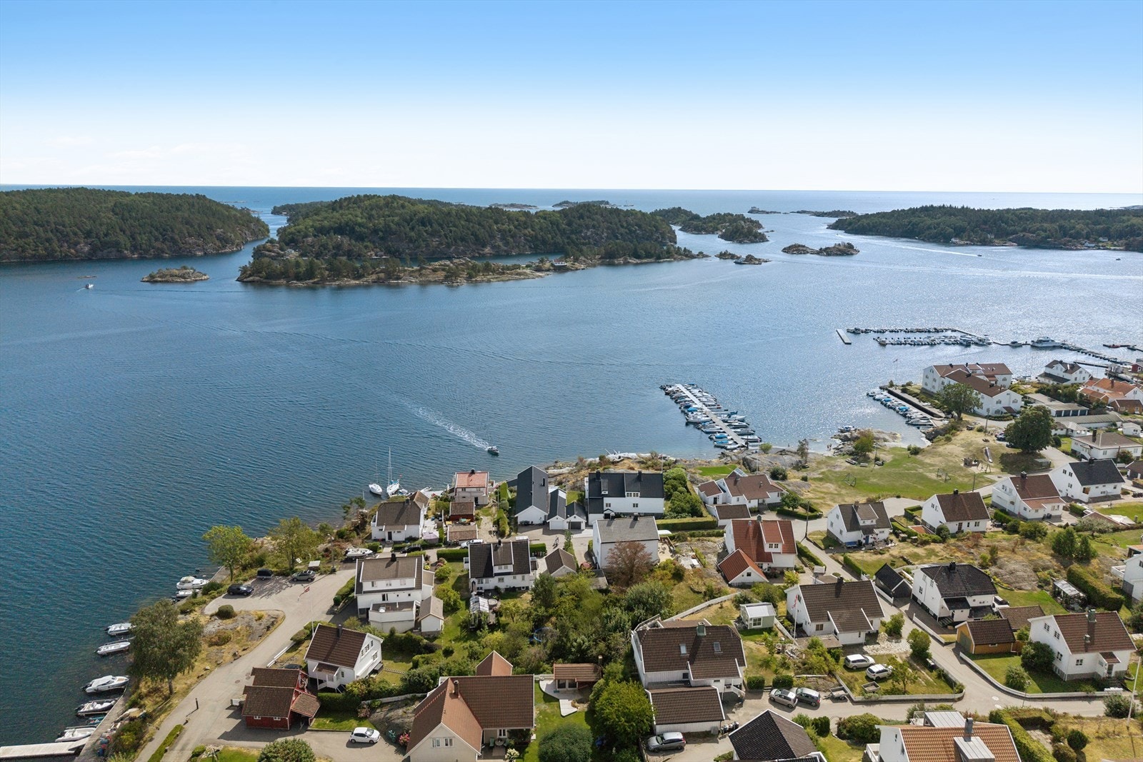 Eiendommen ligger i fremste rekke mot sjøen og har utsikt mot innseilingen til byen. Galleribilde