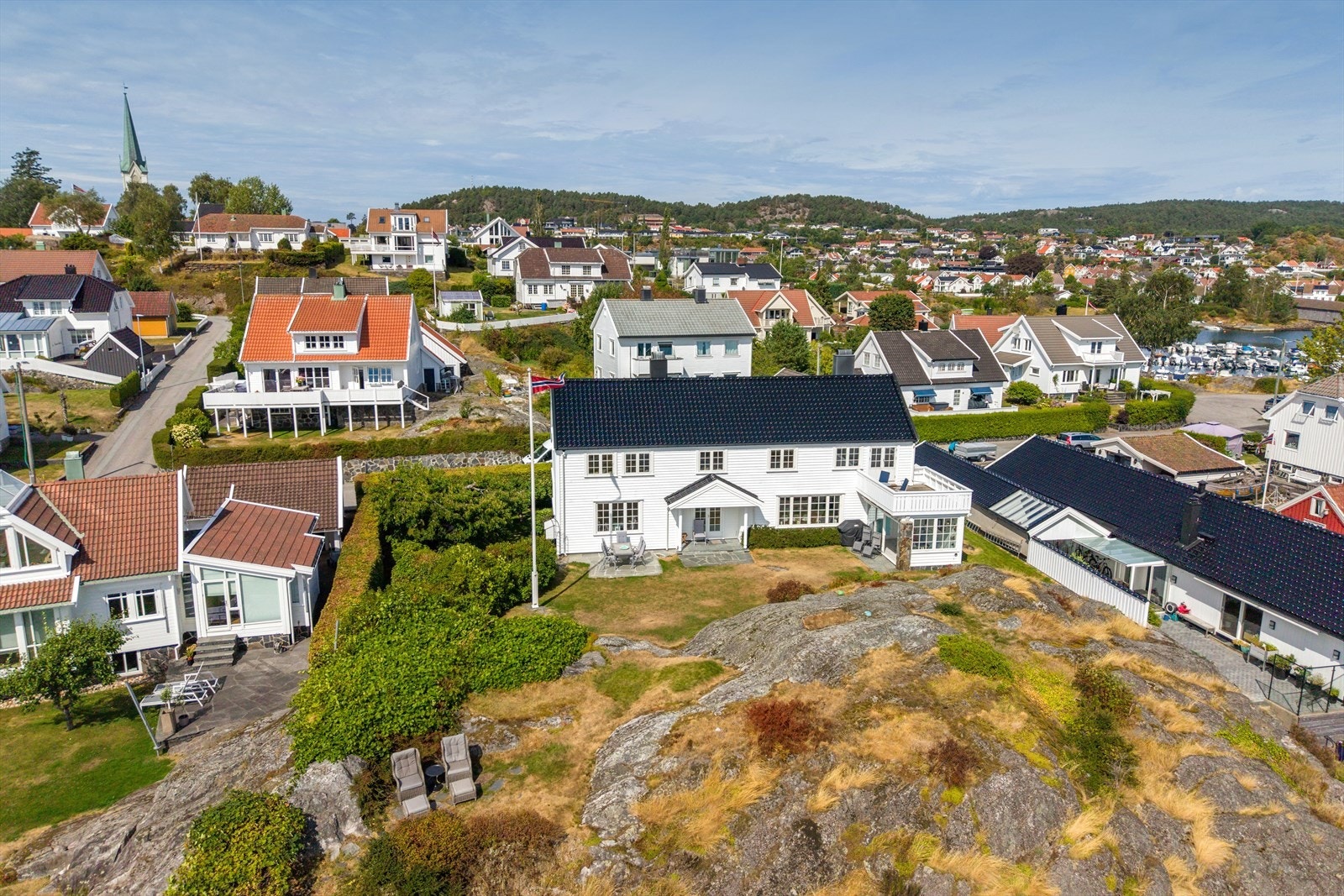 Velkommen til visning på Kokkenes. En av byens flotteste eiendommer. Galleribilde