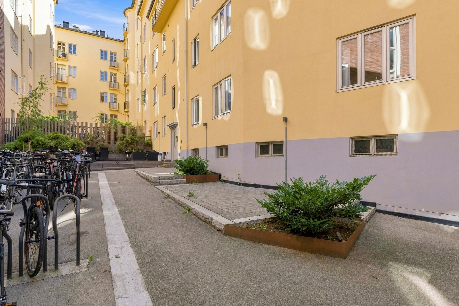 Det er en flott opparbeidet bakgård. Galleribilde