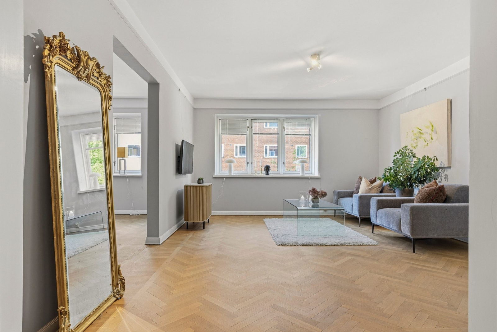 Store vindusflater slipper inn rikelig med naturlig lys. Galleribilde