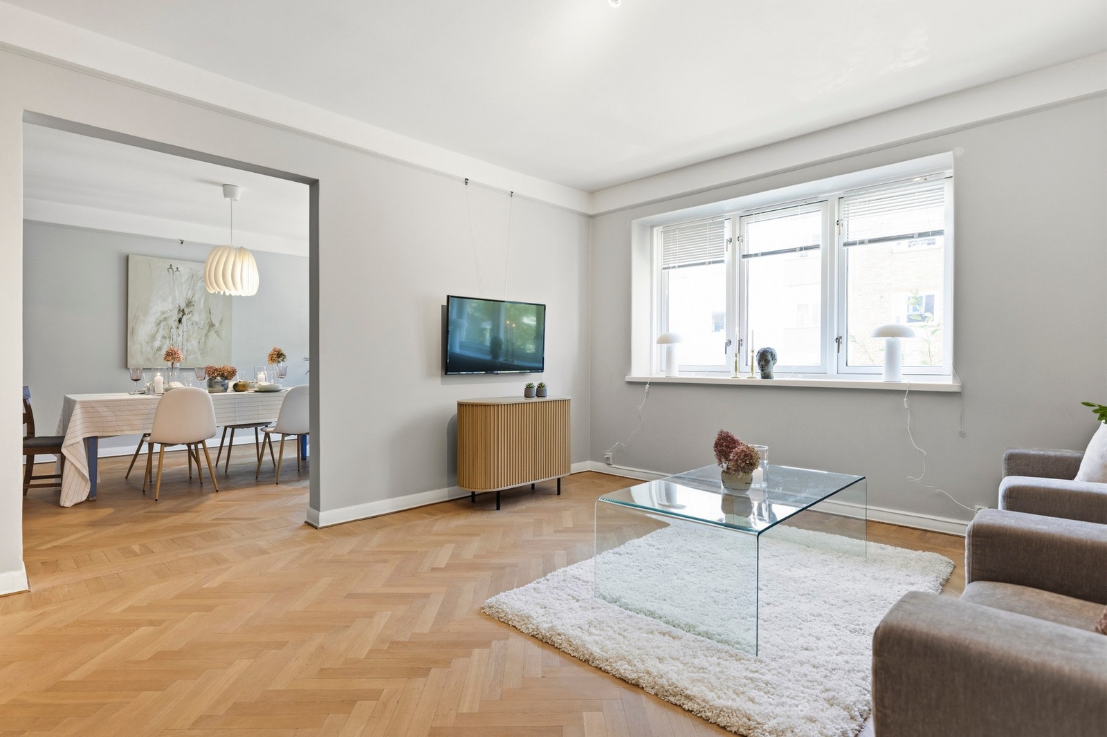 Velkommen til en flott leilighet. Stuen og spisestuen sklir naturlig og fint inn i hverandre. Foto: Marika Mørkestøl Galleribilde