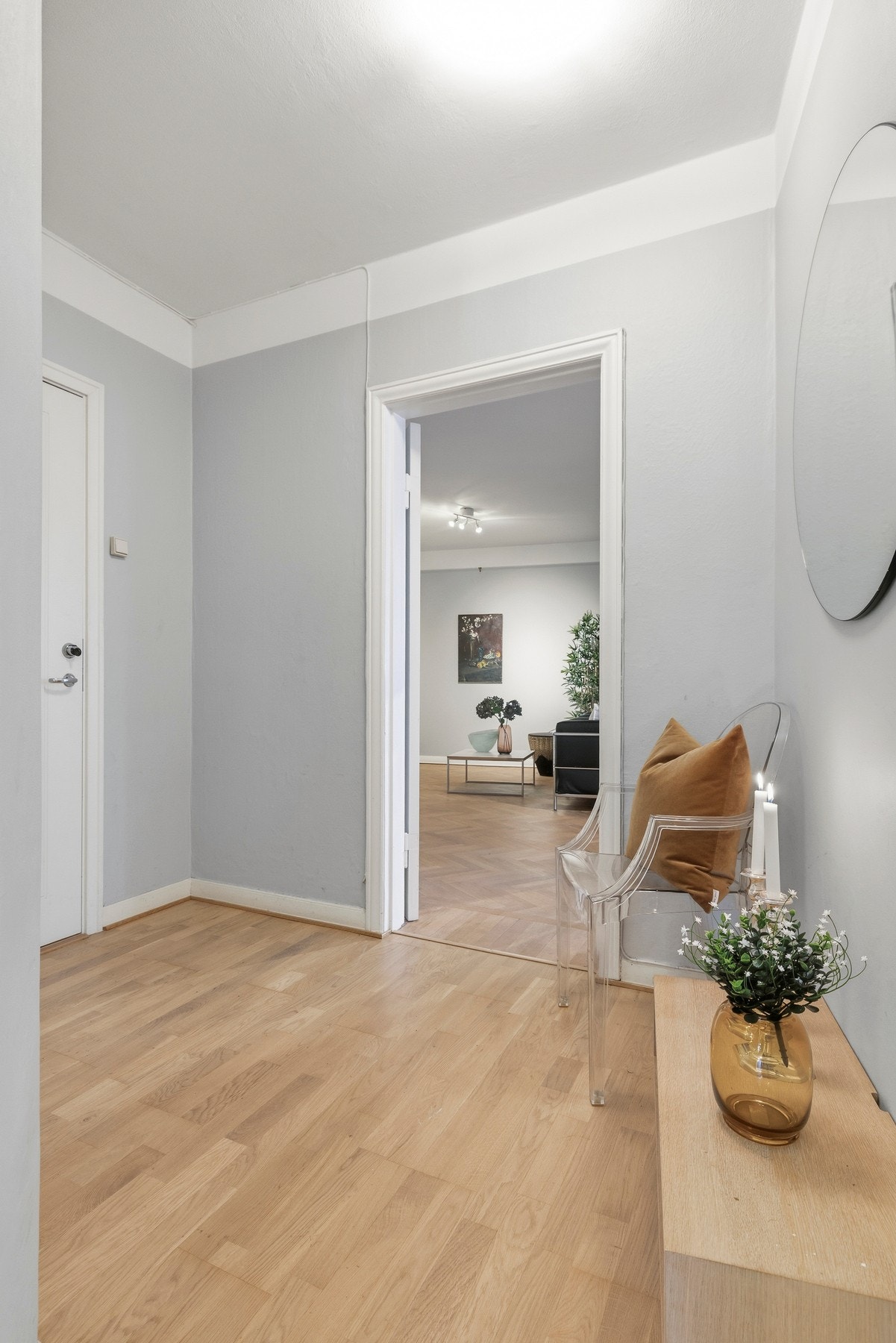 Her er det plass til å sette fra seg sko og henge fra seg yttertøy. Galleribilde