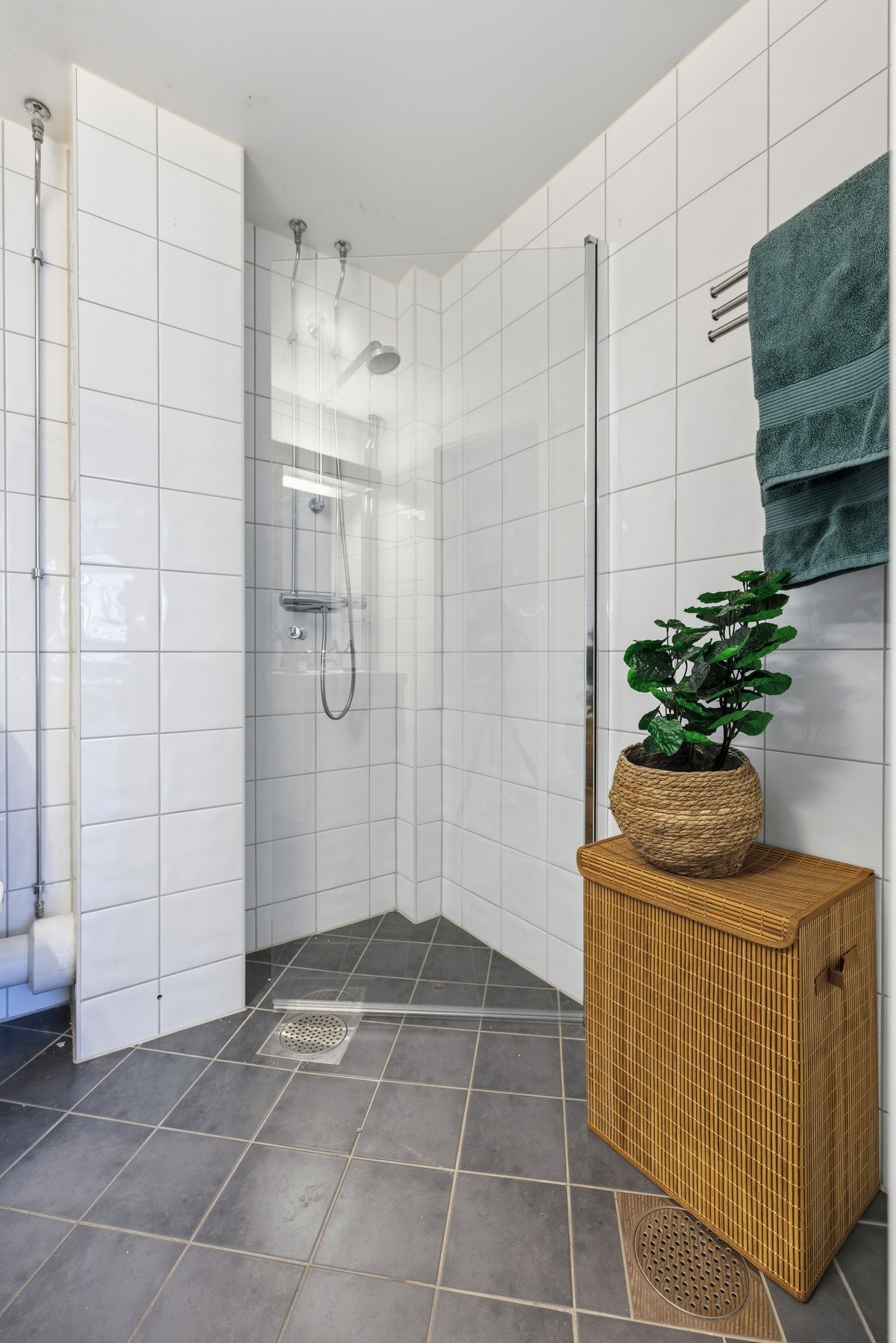På badet er det dusj med innfellbare glassdører. Galleribilde