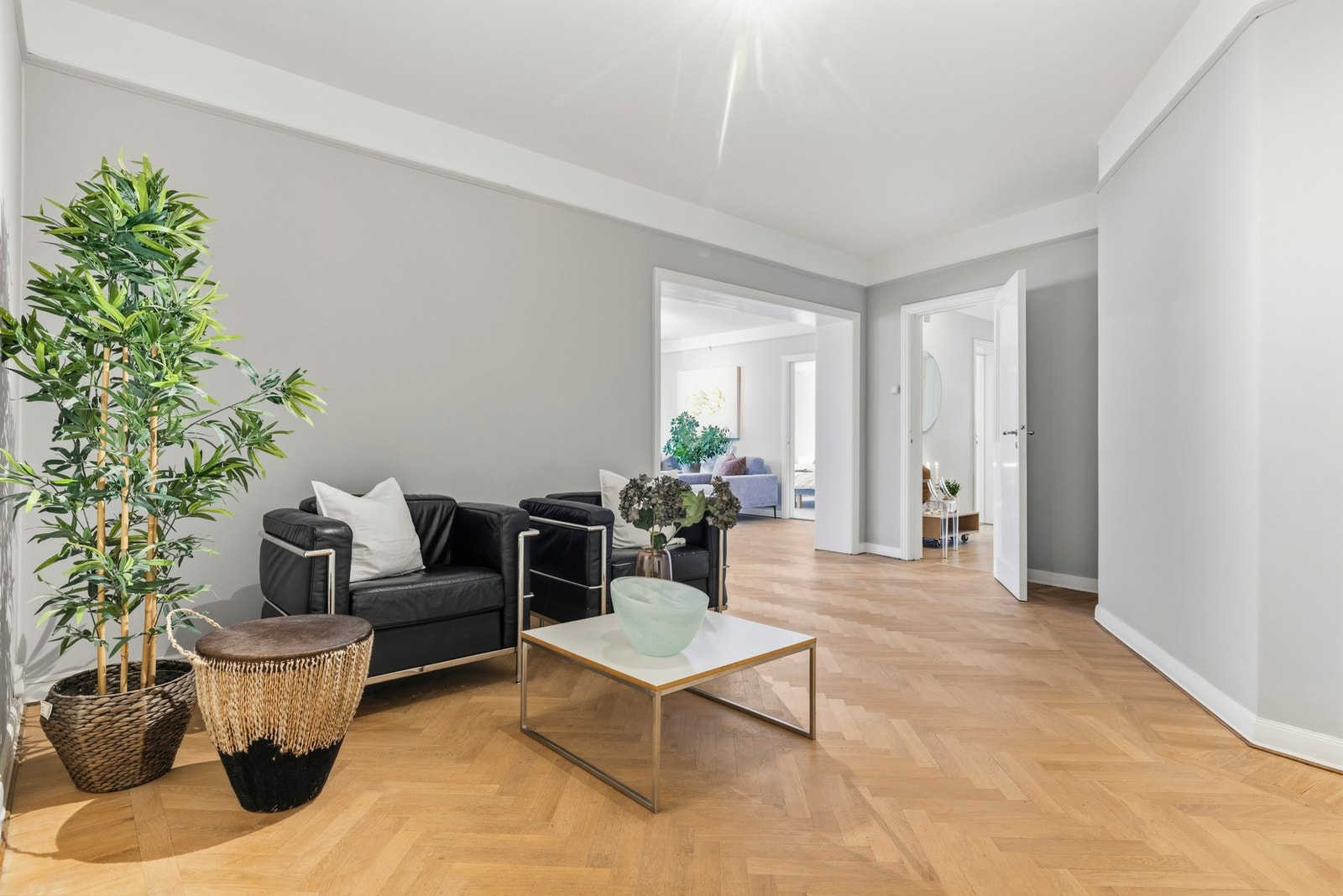 Lys, stor og luftig leilighet med flotte detaljer og en fantastisk mulighet til å skape ditt eget drømmehjem Galleribilde