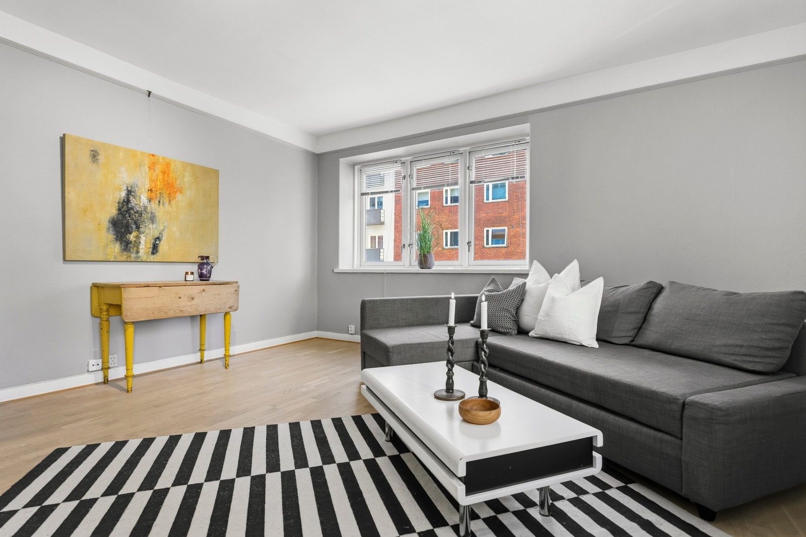 Rommet er stort, lyst og luftig. Galleribilde