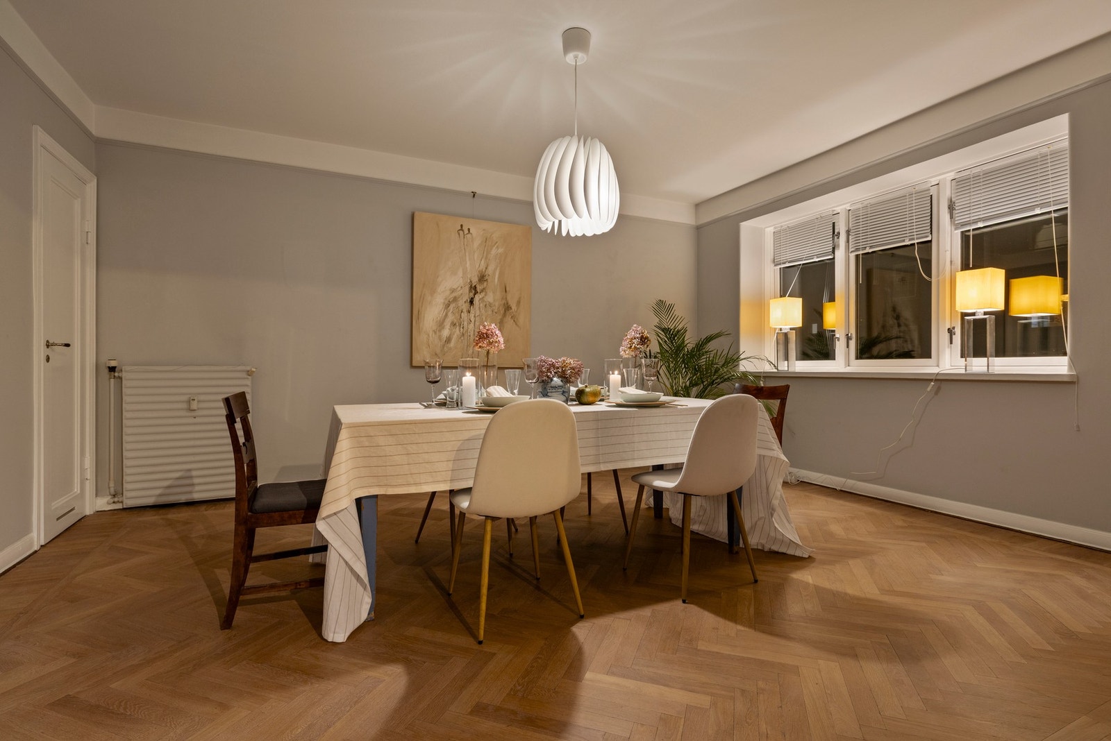 I spisestuen er det plass til et stort spisebord med plass til mange. Galleribilde