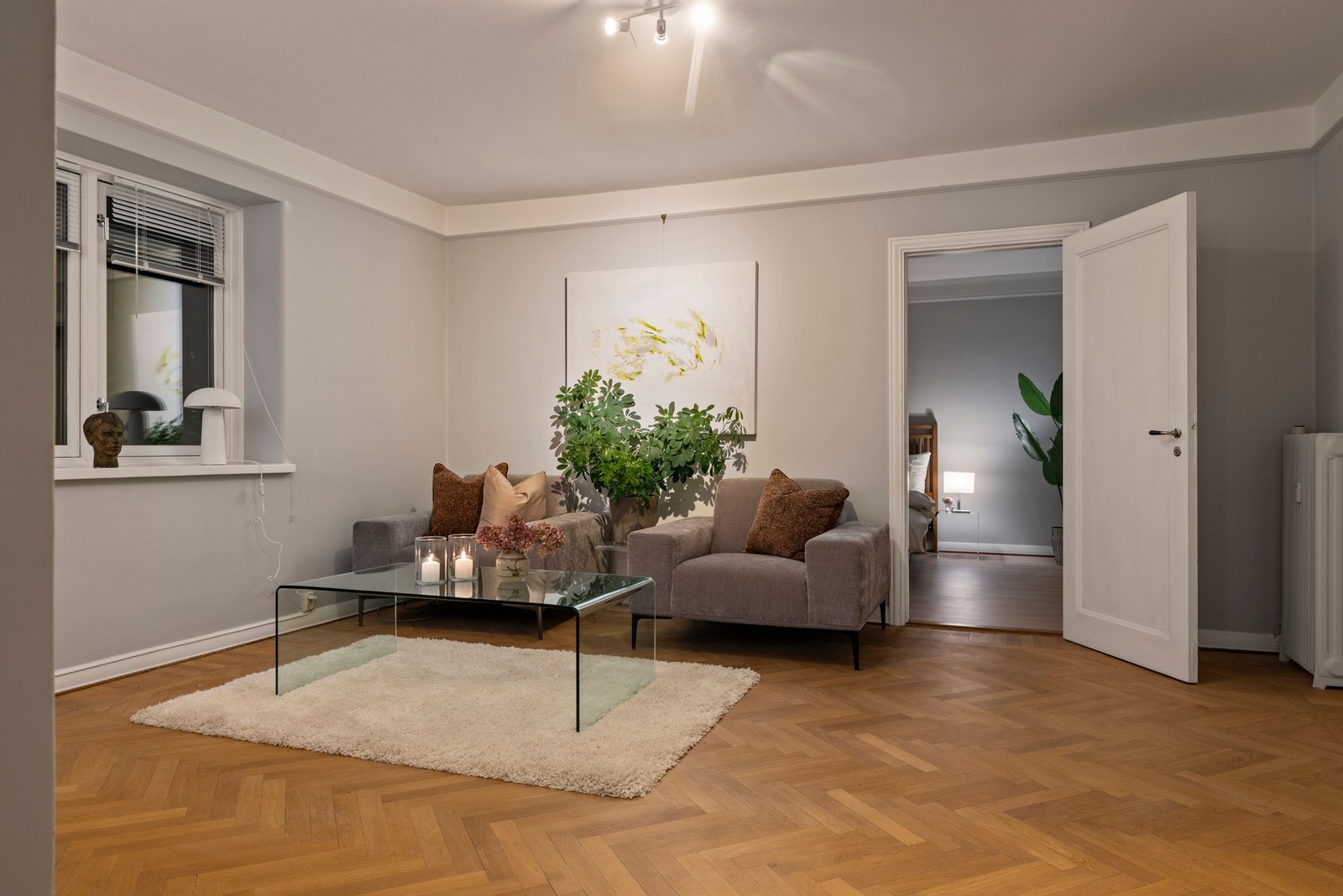 I denne stuen er det god plass til sittemøblement, stuebord og annet tilhørende møblement. Galleribilde