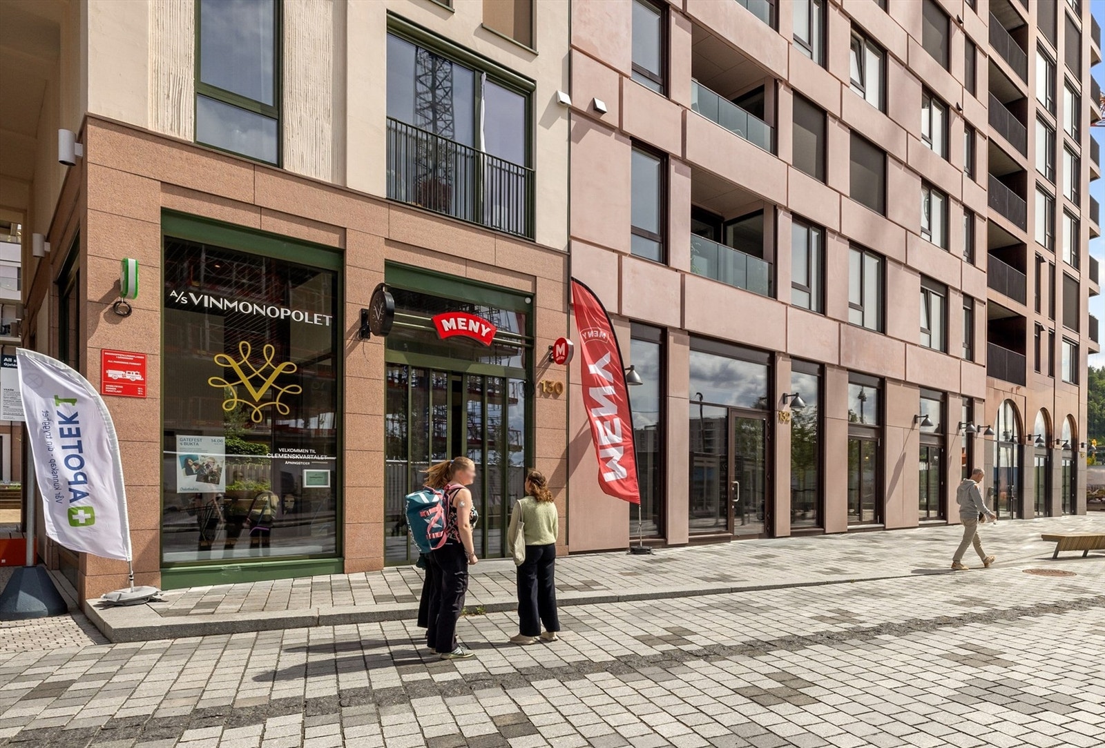 Nabolaget | Bare noen meter fra leiligheten har du tilgang til Vinmonopolet, apotek og Meny sin flaggskipbutikk. Galleribilde