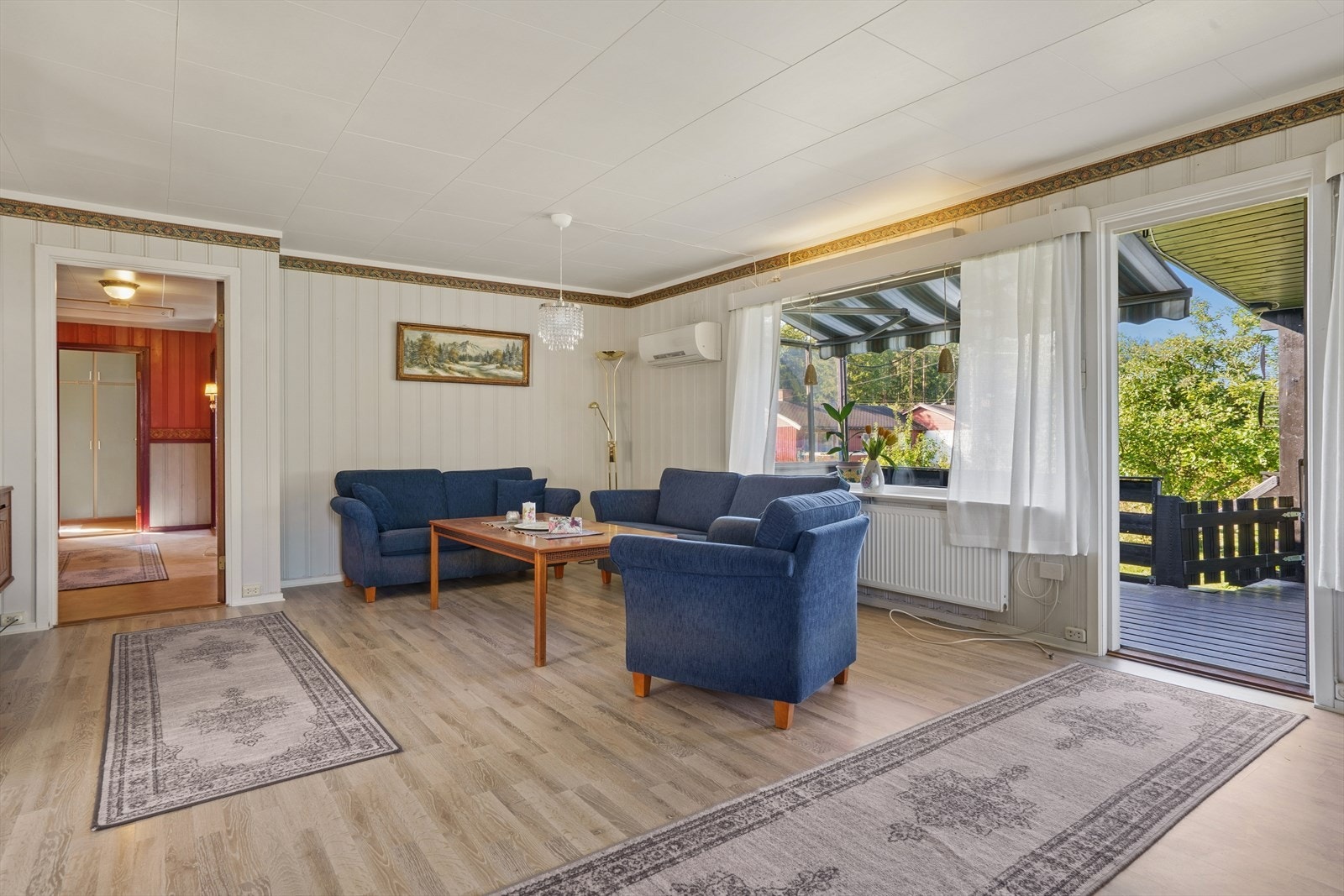 Fra stuen er det direkte utgang til en overbygd terrasse. Galleribilde