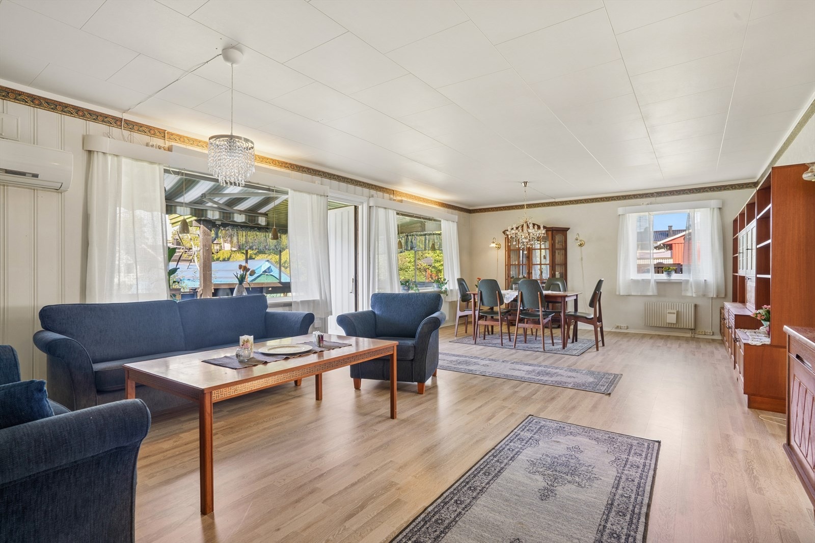 Stuen i hoveddelen har god plass til både sofagruppe og spisebord. Galleribilde