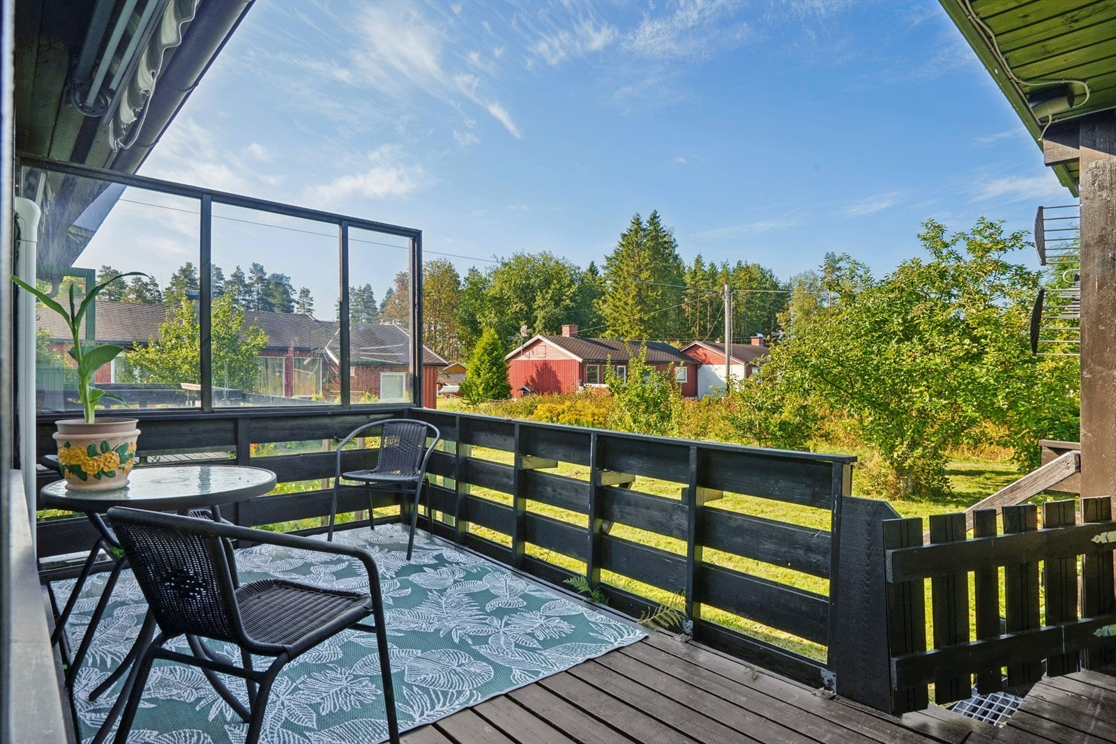 Terrassen har god plass til en sittegruppe og er delvis skjermet med glass. Galleribilde