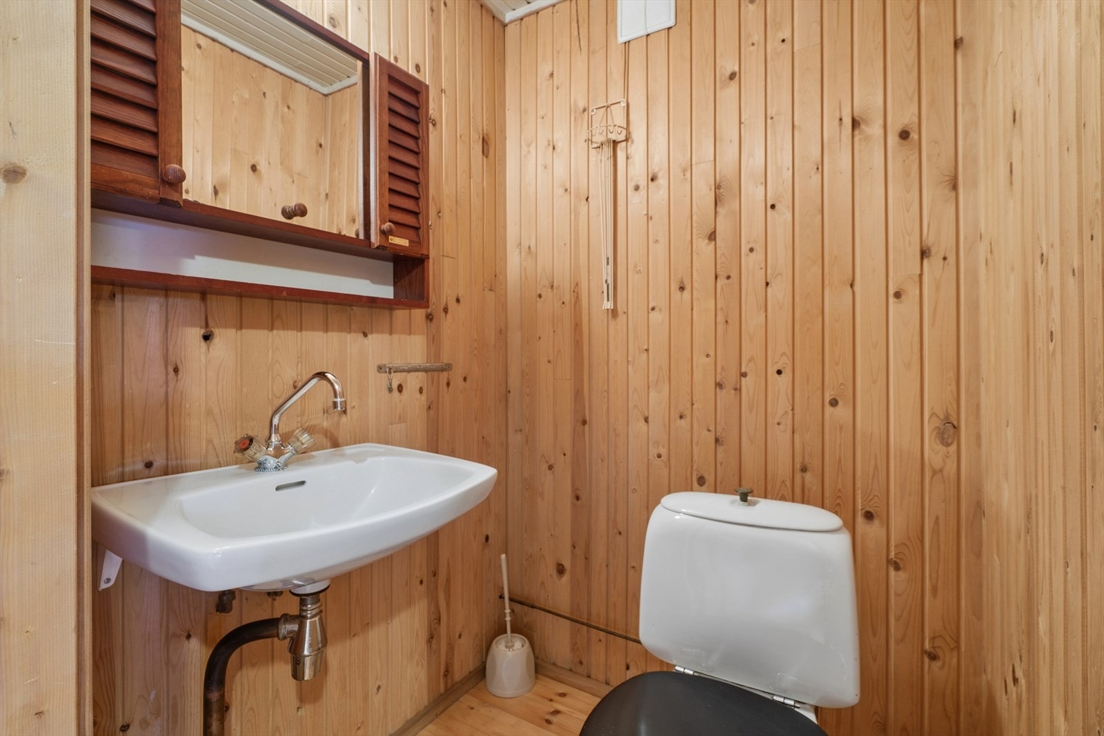 Hoveddelens kjeller inneholder også et praktisk toalettrom. Galleribilde