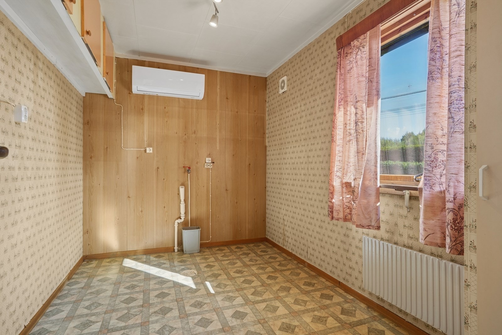 Praktisk rom i tilknytning til kjøkkenet i hoveddelen, med opplegg for vaskemaskin. Galleribilde
