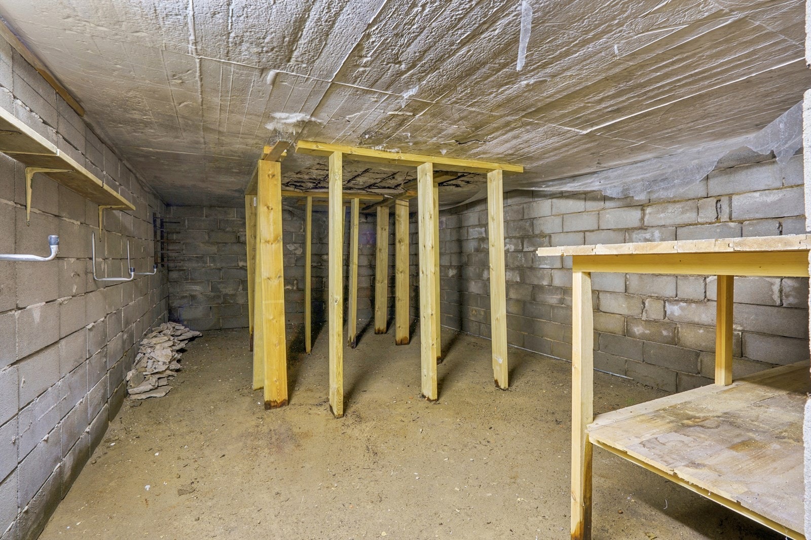 Under garasjen er det et kjellerrom/krypkjeller (ikke målbart areal). Galleribilde