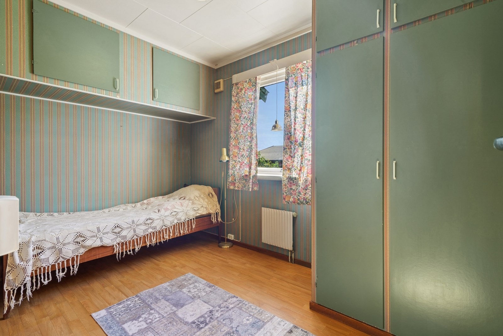 Soverom i hoveddelen med praktisk, innebygd oppbevaringsløsning. Galleribilde