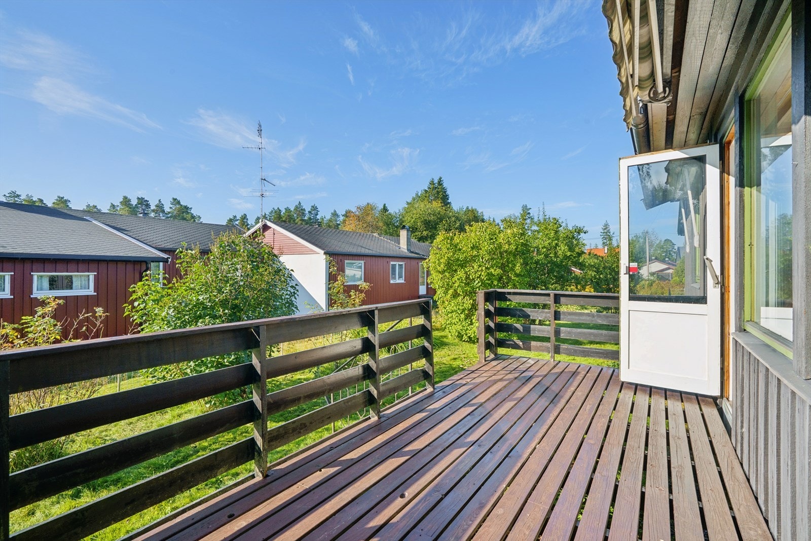 Terrasse med utgang fra stuen i utleiedelen i 1. etasje. Galleribilde