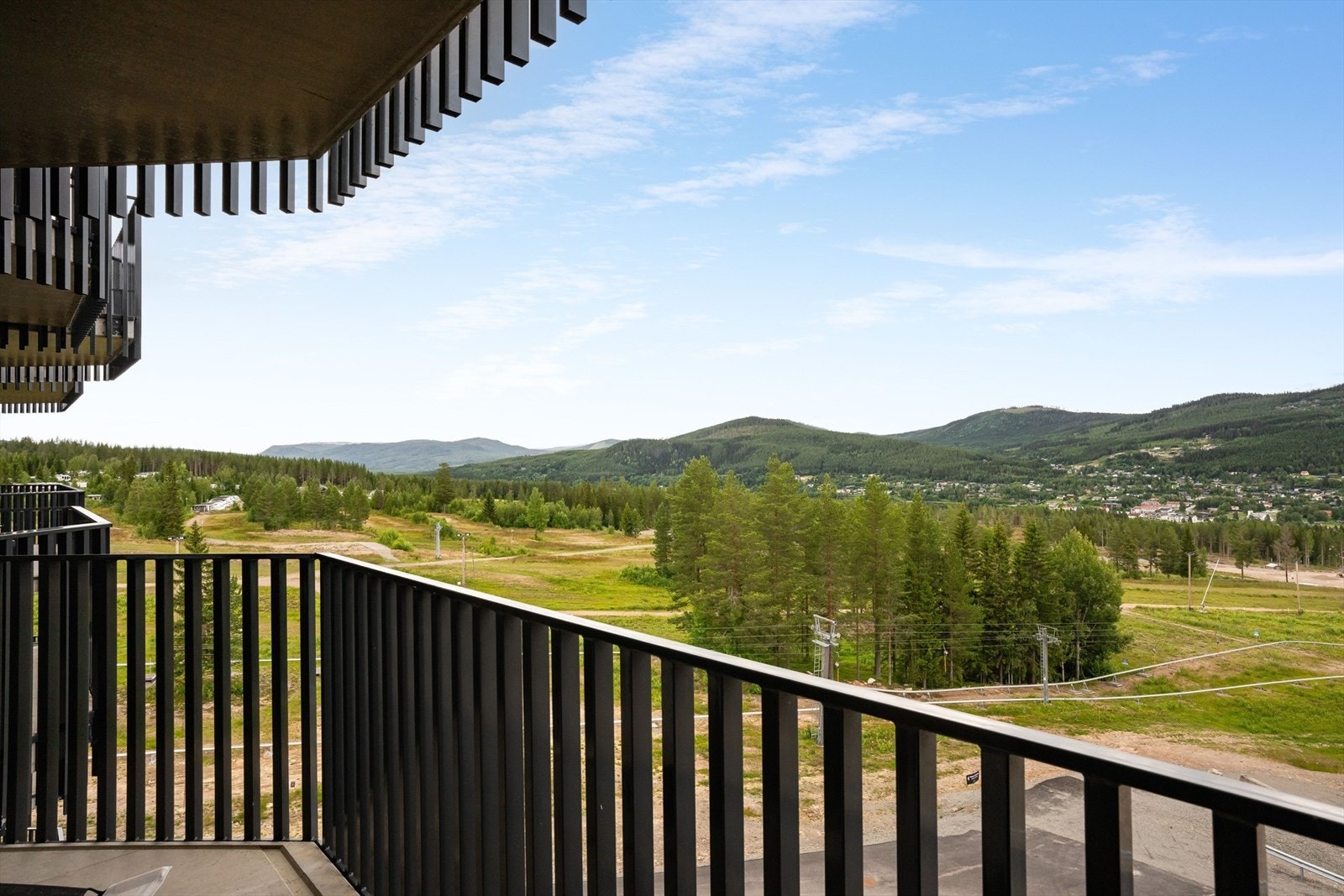 Fra den solrike balkongen er det utsikt over alpinanlegget og fjellandskapet. Galleribilde