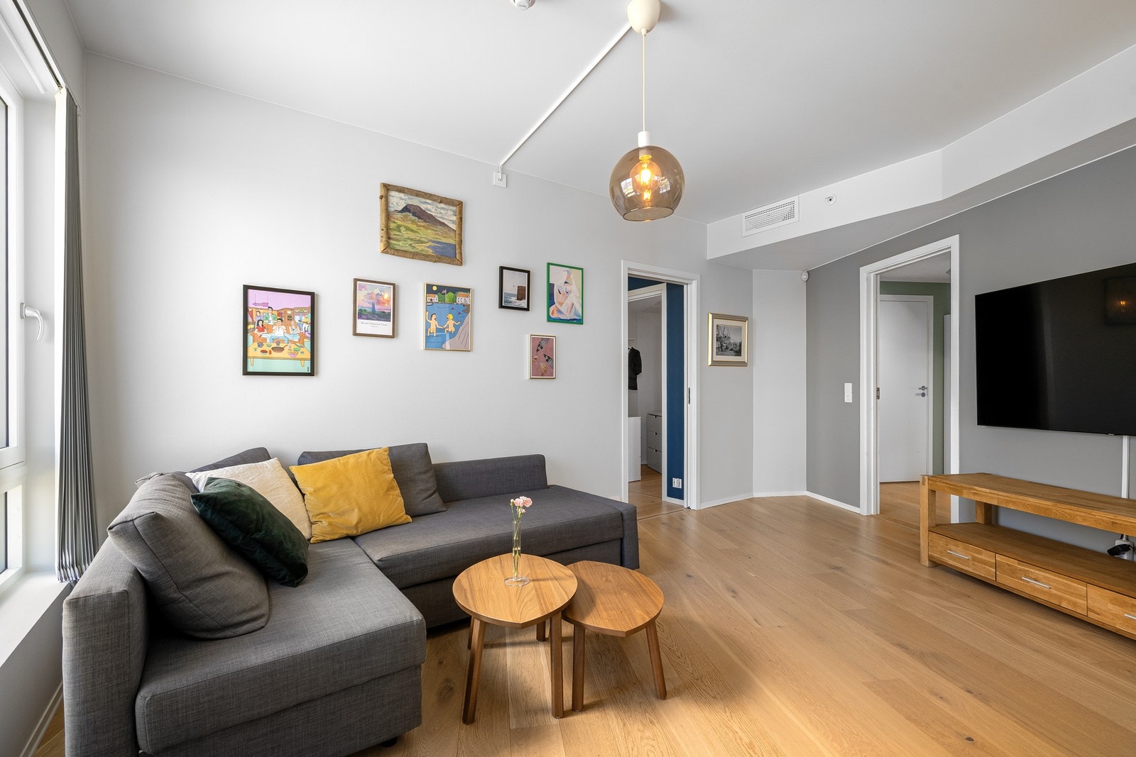 Lys og åpen stue med god plass til både sofa- og spisegruppe Galleribilde