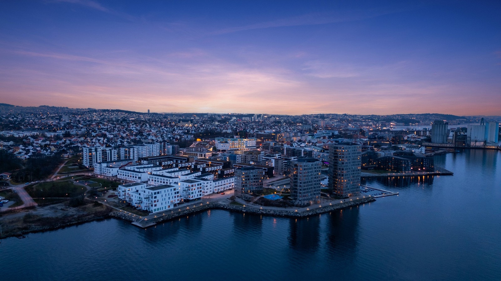 Lervigbrygga byr på en unik kombinasjon av sjø, byliv og flotte turområder Galleribilde