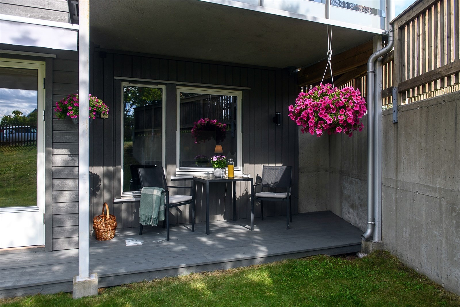 Den sørvendte terrassen er på 10 m² og har god plass til en sittegruppe. Galleribilde