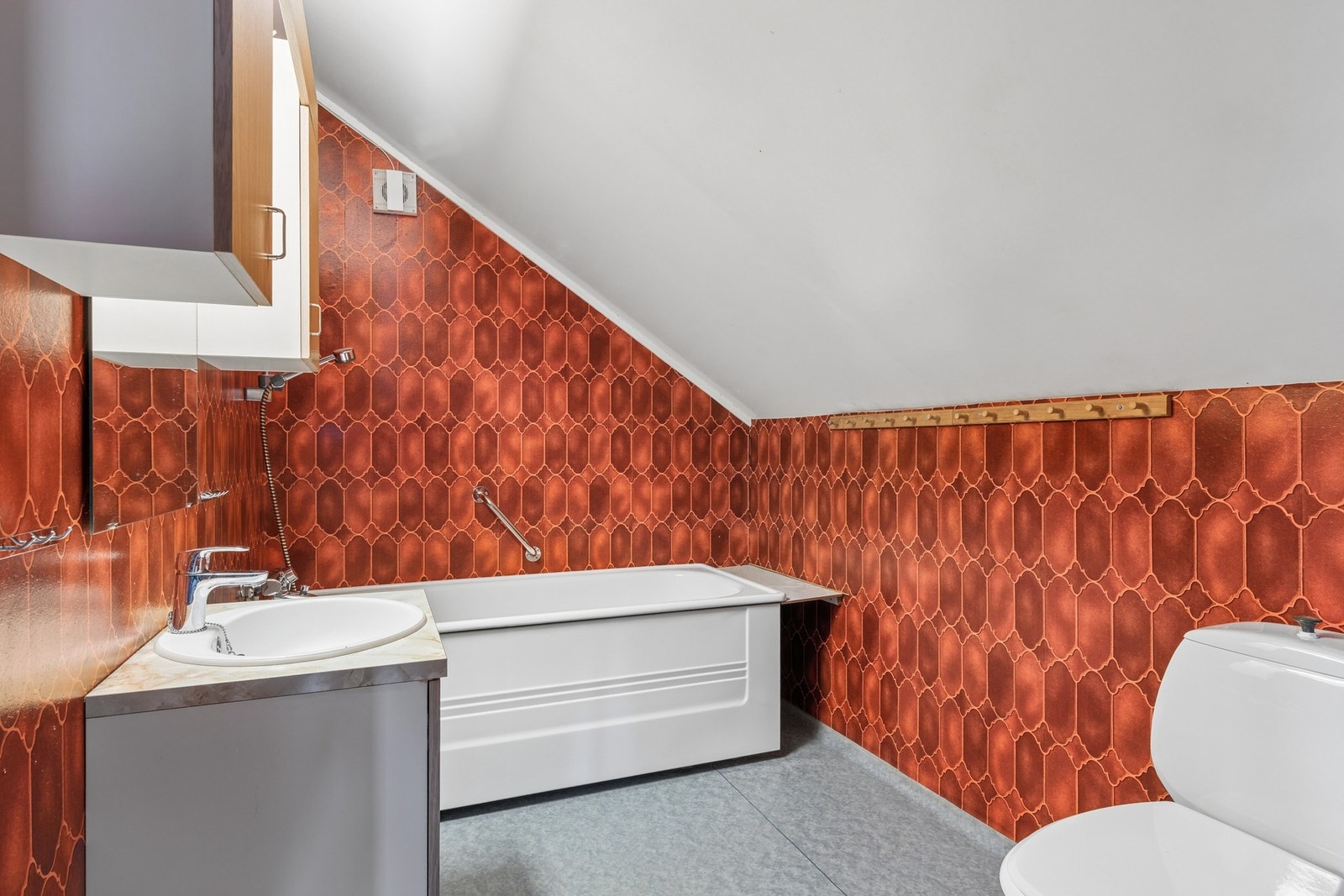 Badet på loftet er utstyrt med badekar, servant og toalett. Galleribilde
