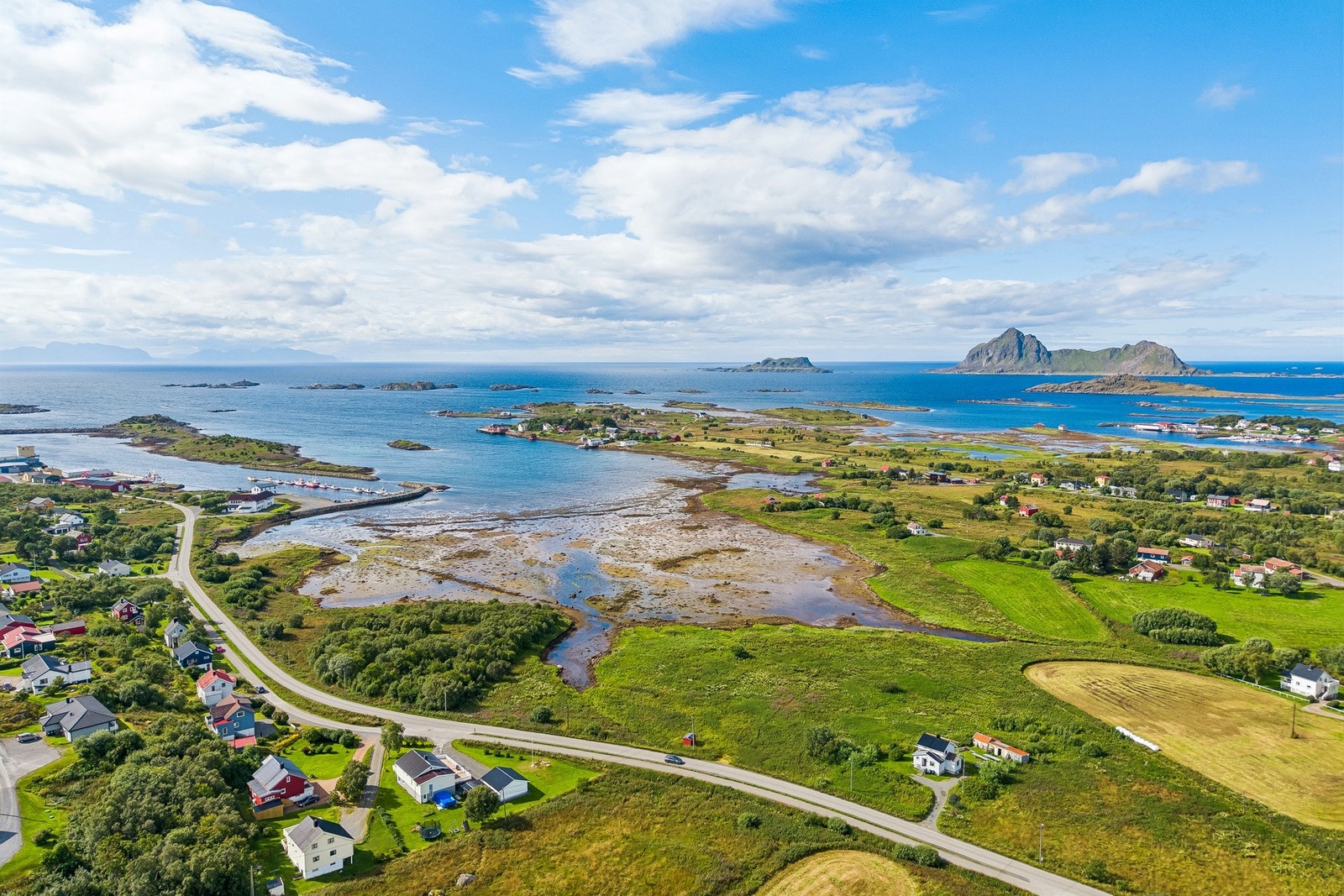 Enebolig med en flott beliggenhet i et etablert og barnevennlig område på Steine i Bø i Vesterålen. Galleribilde