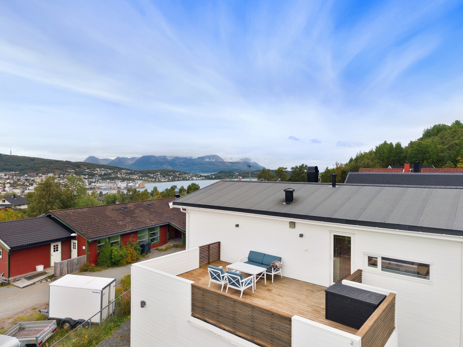 Moderne enebolig på Gangsås med solrik takterrasse over integrert garasje Galleribilde