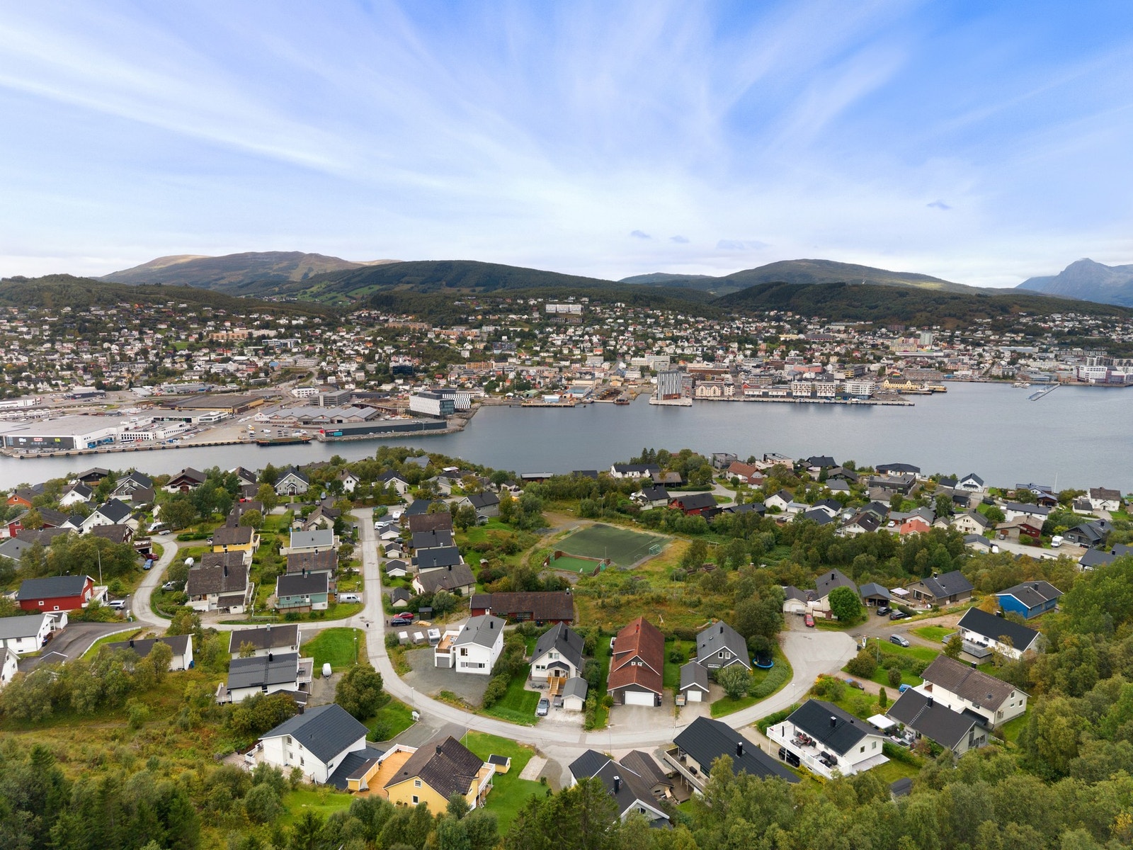 Boligen ligger i en blindvei uten gjennomgangstrafikk Galleribilde