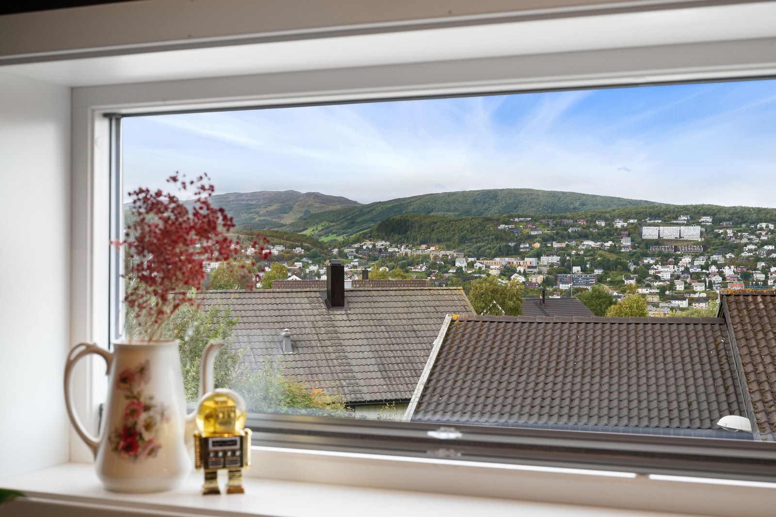 Fint utsyn mot Harstadåsen og Kilhusåsen fra sofakroken Galleribilde