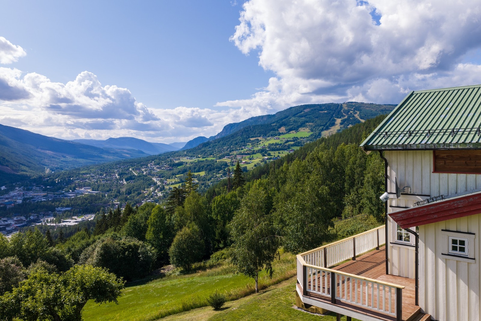 Velkommen til Larshus presentert av EIE Fjellmegleren v/Emil Brøto. Foto: Uthus. Galleribilde