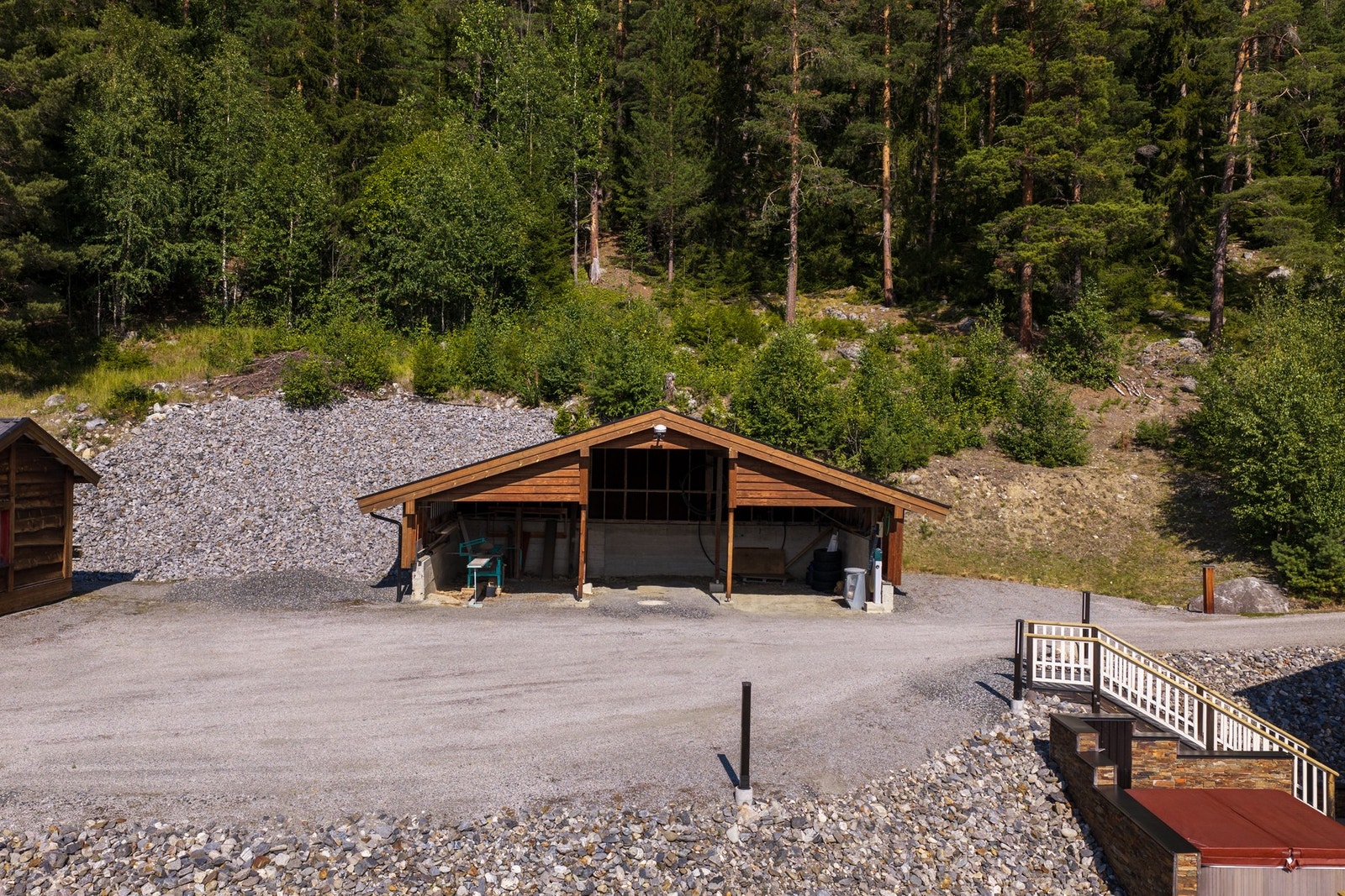 God plass til parkering under tak og på egen gardsplass. Galleribilde