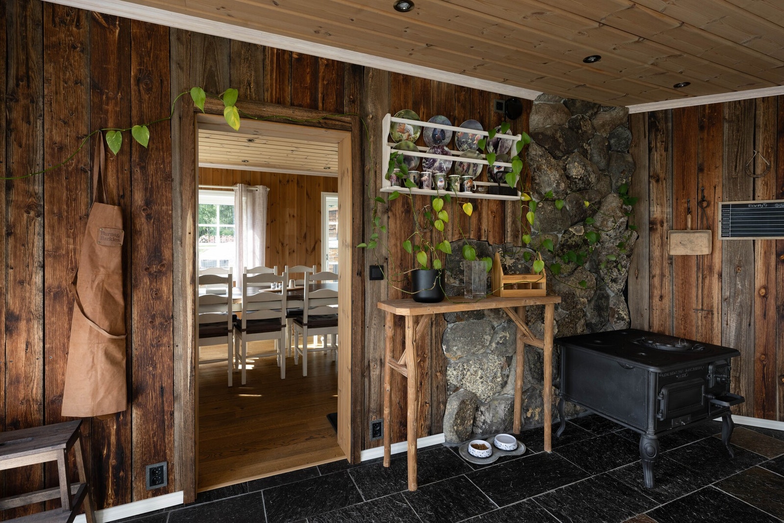 Rustikt treverk og naturstein gir ett moderne og hyggelig preg på rommet. Galleribilde