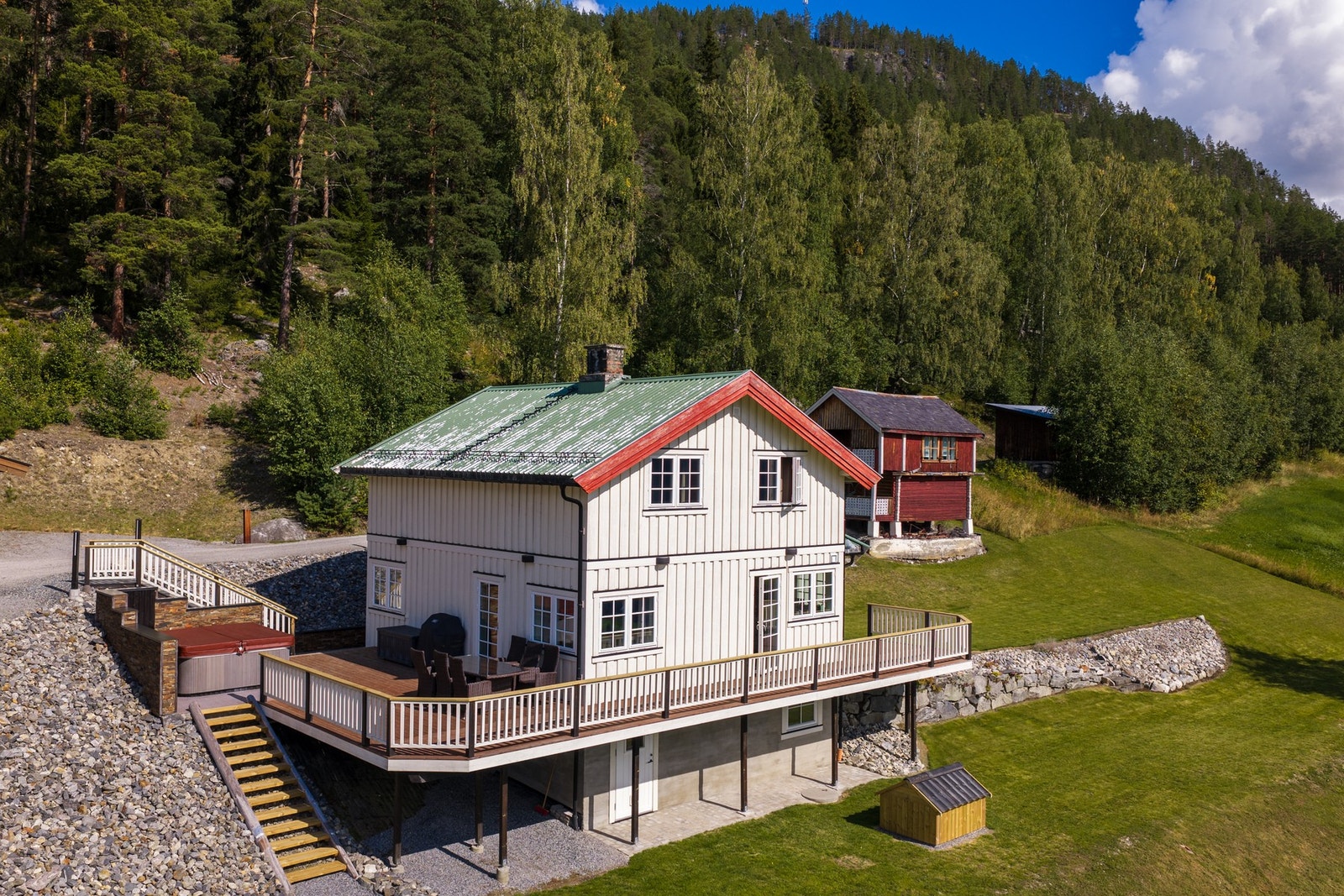 Eiendommen ligger naturnært med skog og grønne omgivelser tett på. Beliggenheten gir en fin følelse av å være for seg selv, samtidig som man har utsyn mot sentrum. Galleribilde