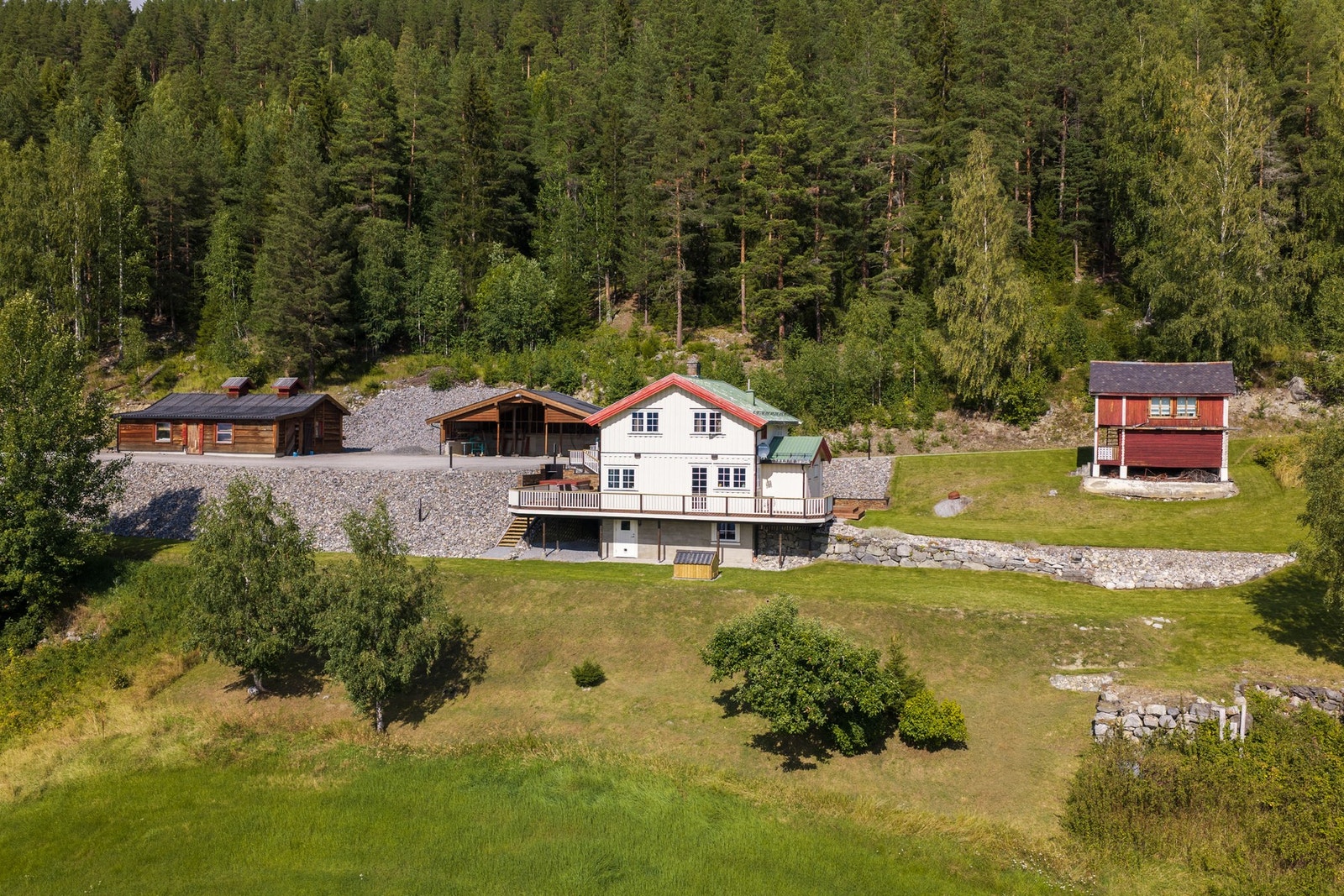 Innholdsrik og særpreget eiendom med en landlig og usjenert beliggenhet. Galleribilde