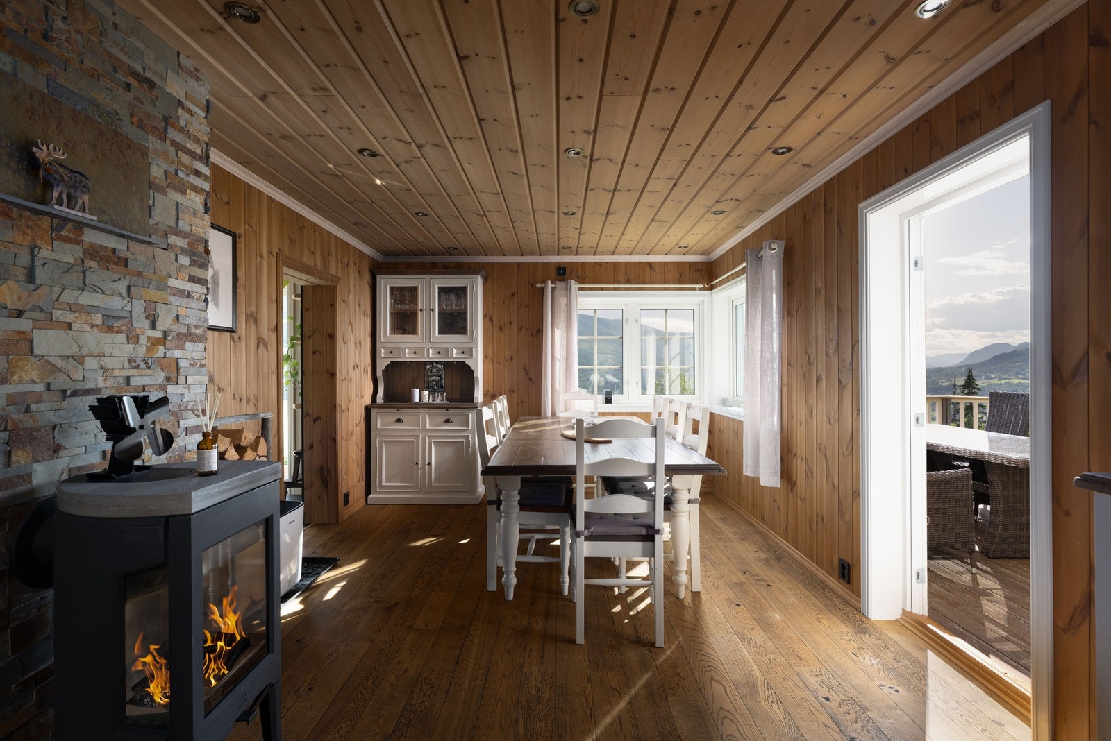 Her er det gode rammer for både rolige kvelder og hyggelige sammenkomster med familie og venner. Galleribilde