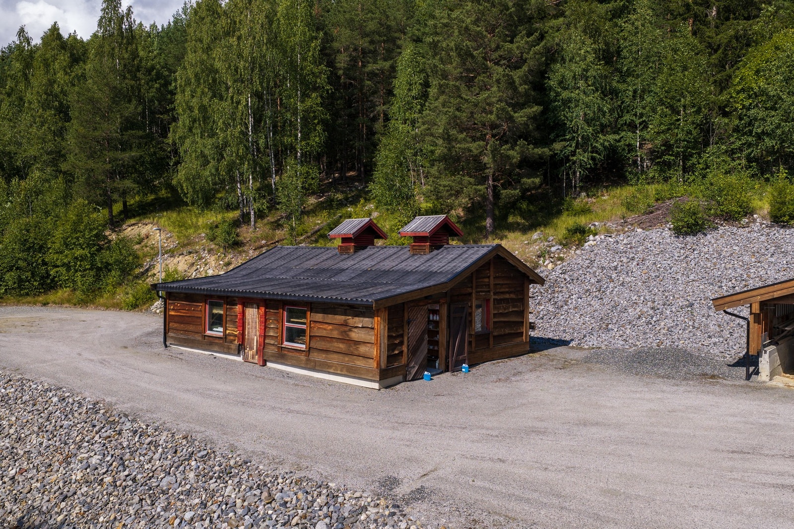 God plass til lagring i diverse uthus på tunet. Galleribilde