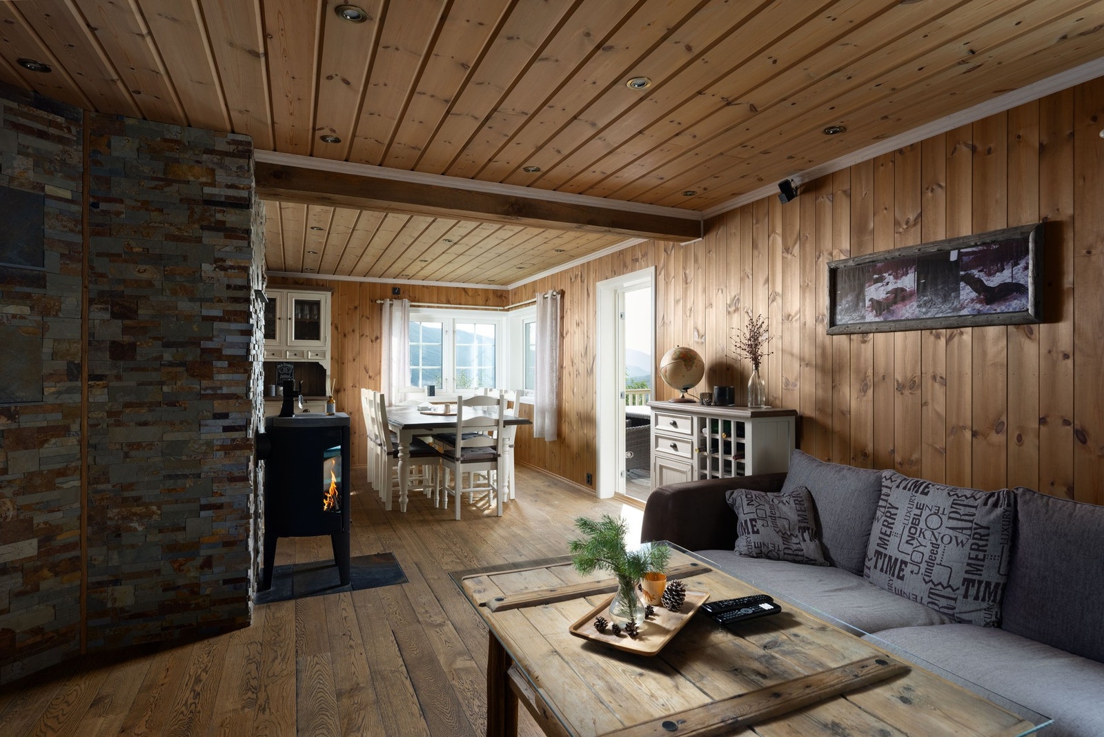 Treverk på både vegger og i himling skaper en varm og lun atmosfære, mens vinduspartiene sørger for godt med naturlig lys. Galleribilde