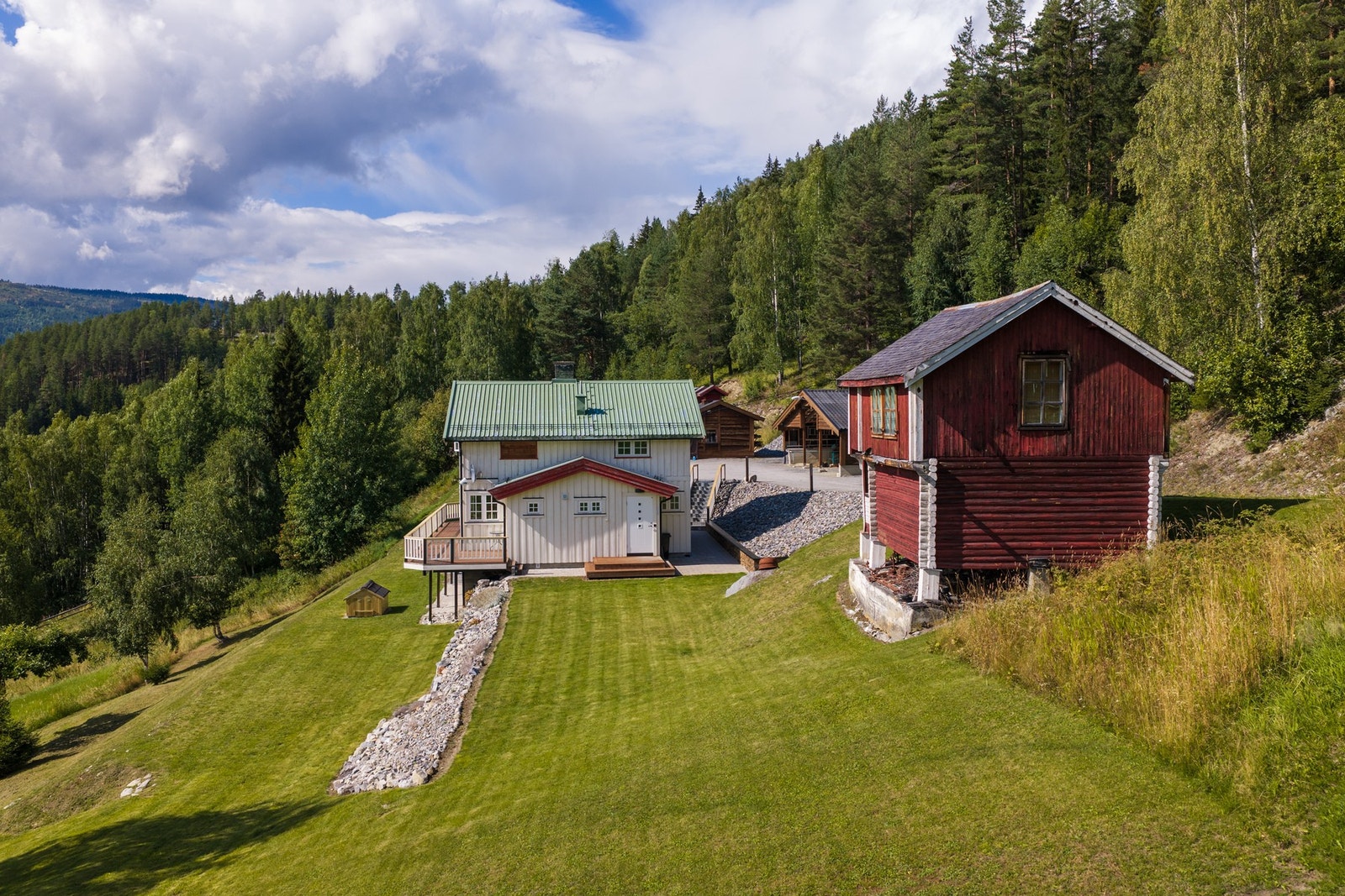 På hovedteigen ligger et hyggelig og tradisjonsrikt tun med våningshus, garasje, stabbur og uthusbygninger. Galleribilde