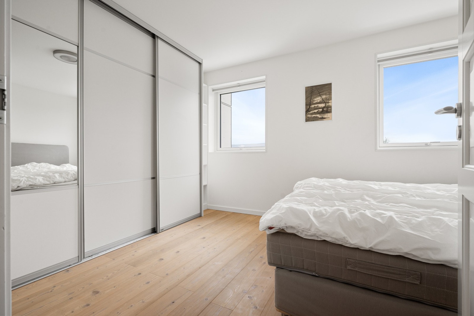 Stor innebygd skyvedørsgarderobe langs hele veggen Galleribilde