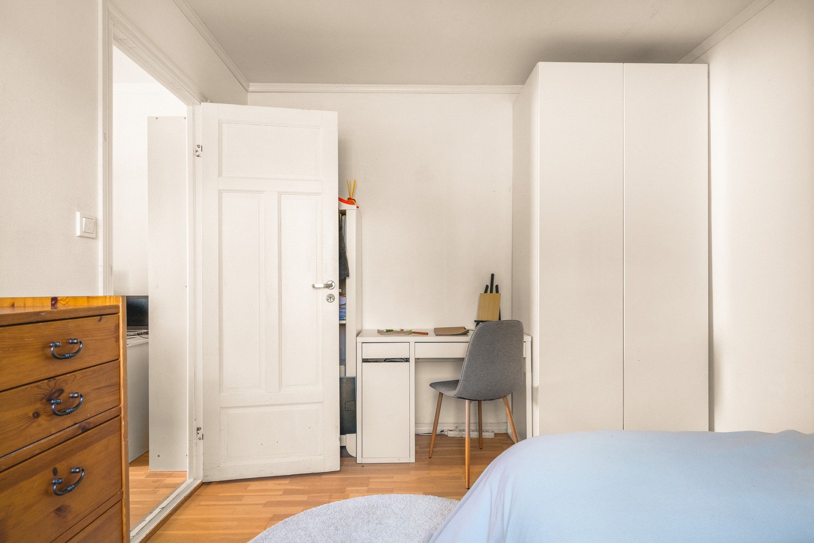 Hovedsoverommet har god plass til dobbelseng, garderobe, og annet ønsket møblement. Galleribilde