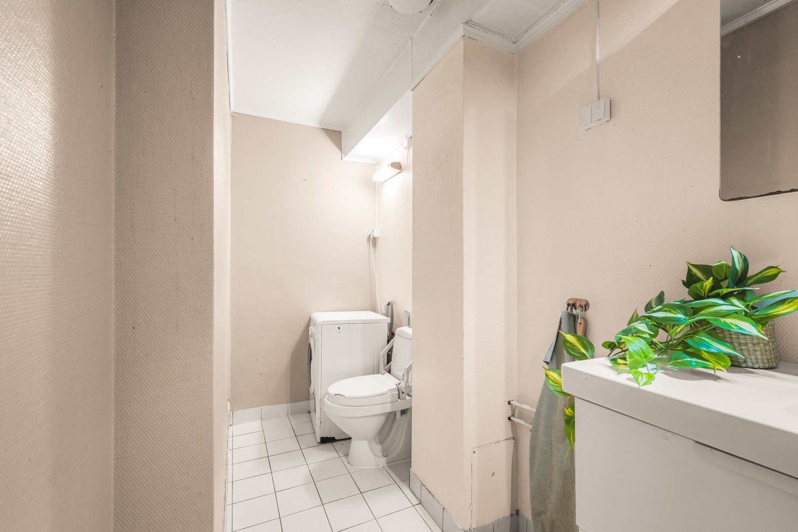 Badet har en fin størrelse på 6,6 m² og inneholder toalett, helstøpt servant, skuffer under servant med slette fronter og dusjkabinett. Galleribilde
