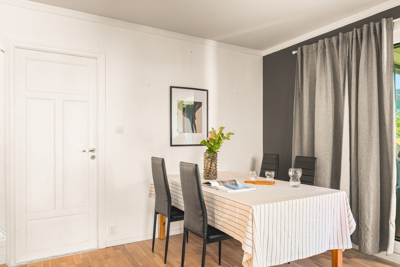 Dette er et naturlig samlingspunkt i boligen - perfekt for både avslappende hverdagskvelder og hyggelige sosiale sammenkomster. Galleribilde