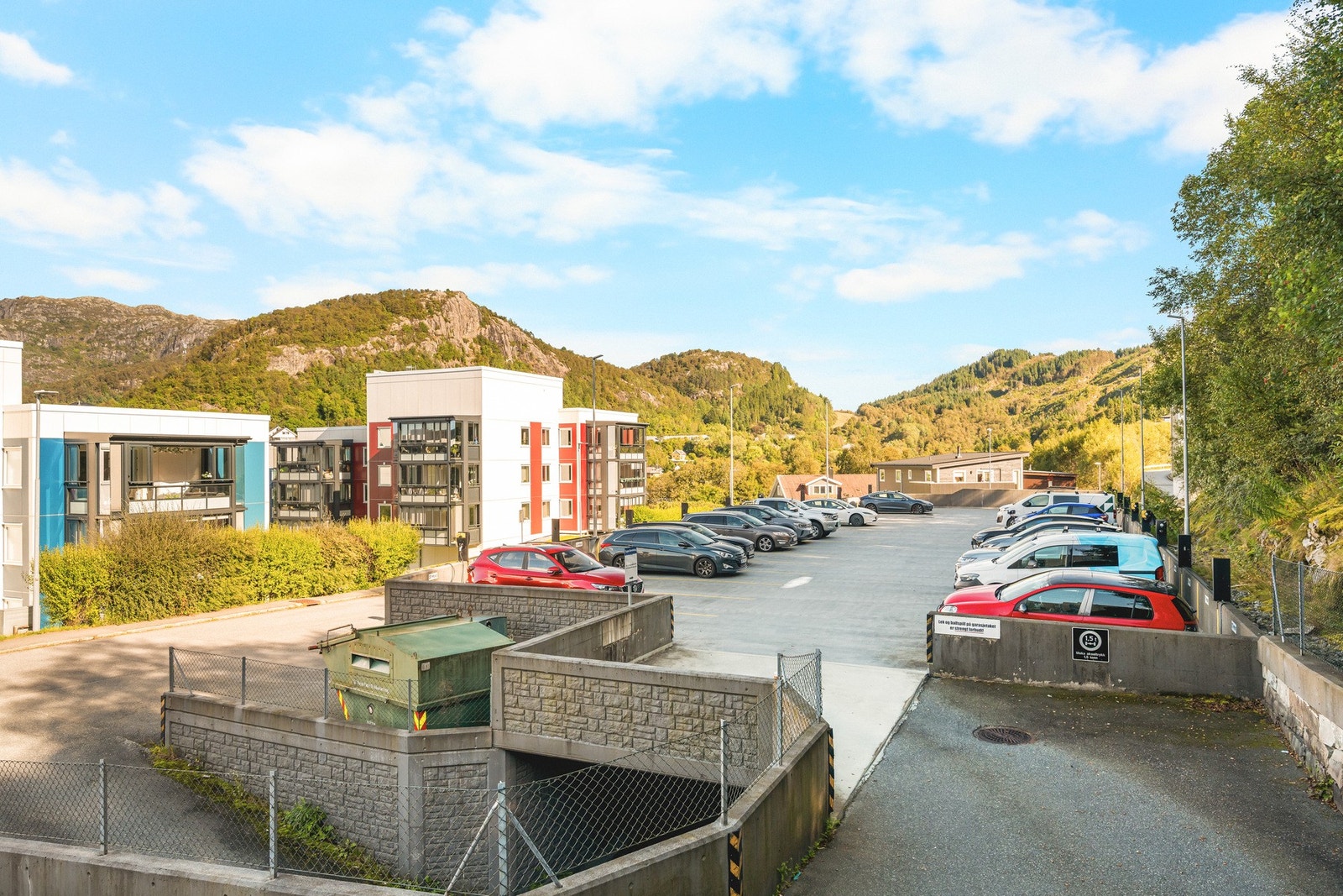 Borettslaget har gode parkeringsmuligheter med flere fellesplasser, samt mulighet for fast plass både utendørs og i garasje (venteliste etter ansiennitet). Det er tilrettelagt for lading av elbil på alle parkeringsplasser. Galleribilde